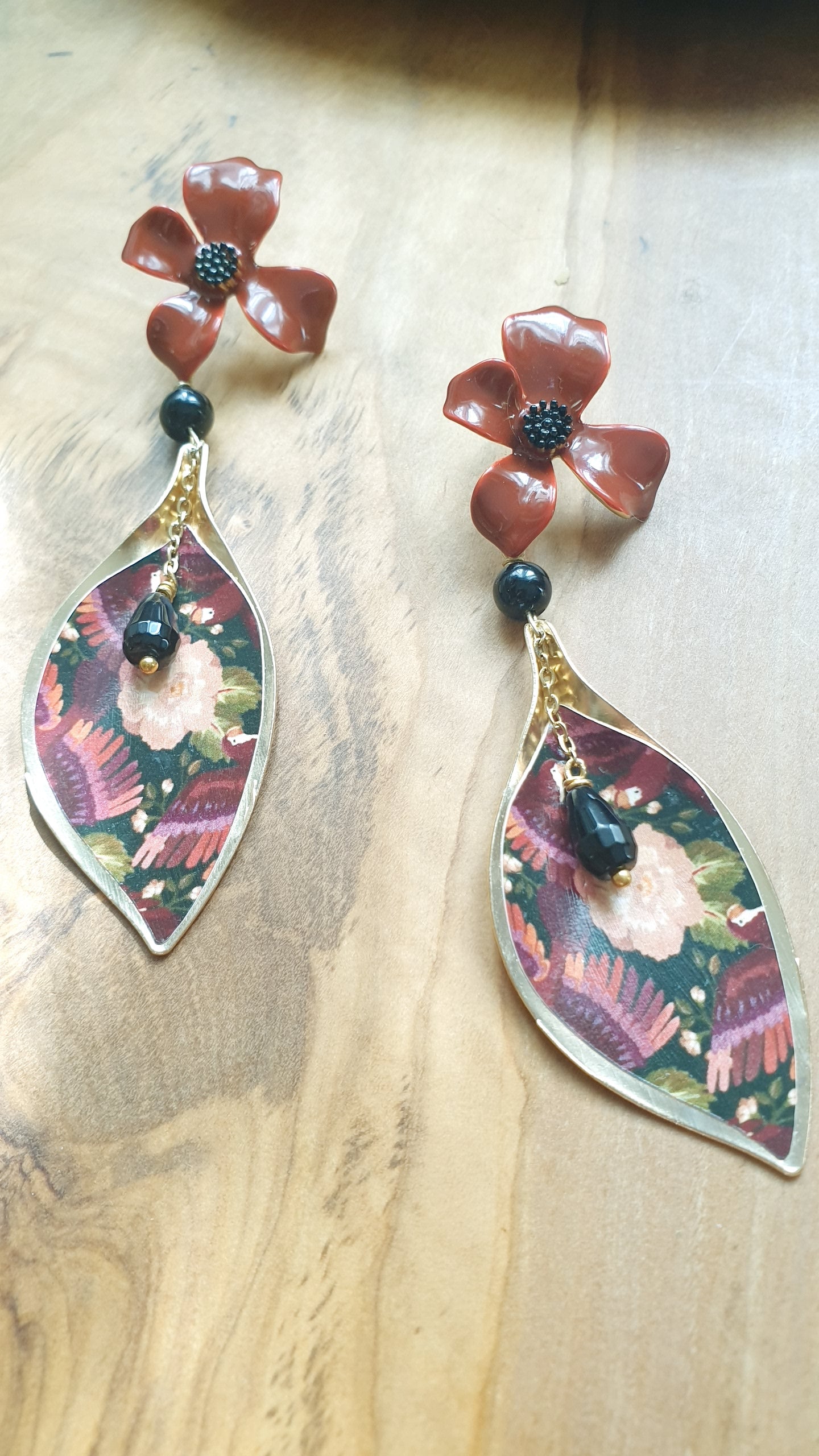 Orecchini in ottone laccata con foglia in ottone e lacca, onice