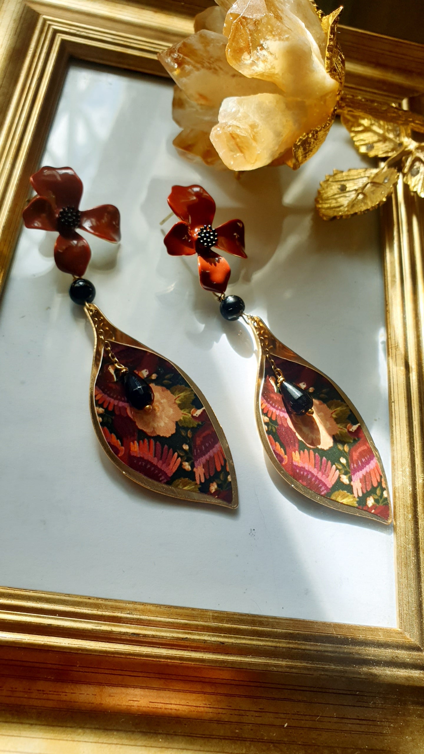 Orecchini in ottone laccata con foglia in ottone e lacca, onice