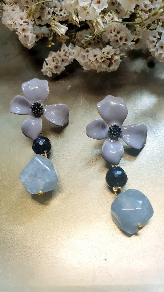 Orecchini fiore con onice e qurzo grigio