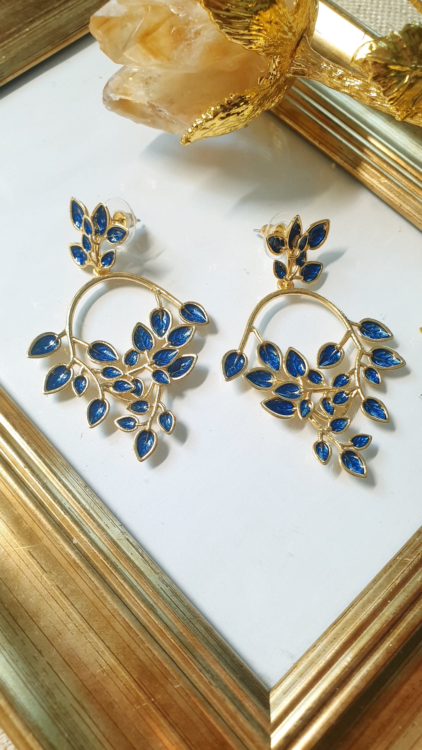 Orecchini in ottone con fiori laccati blu