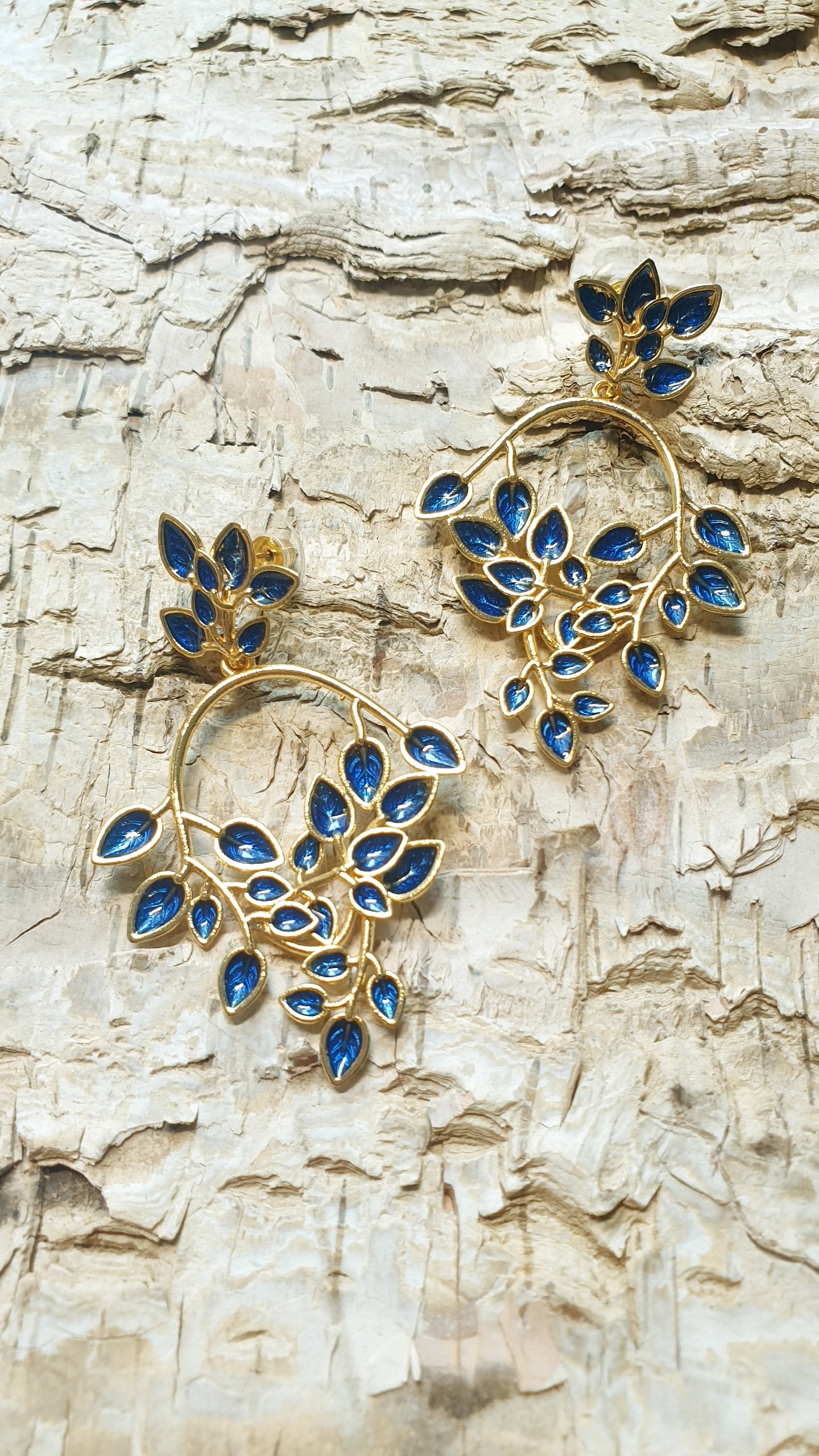 Orecchini in ottone con fiori laccati blu