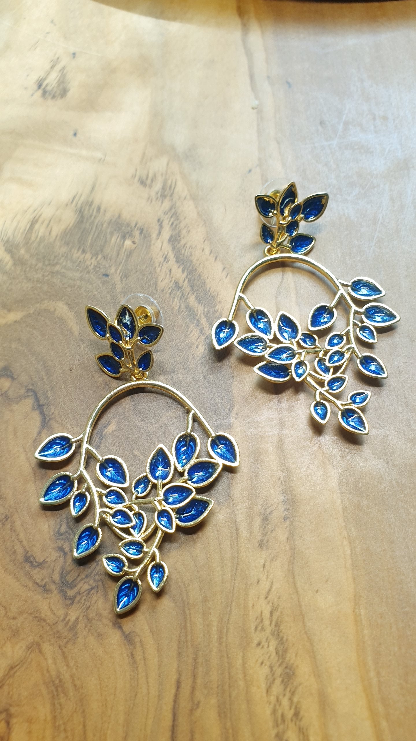 Orecchini in ottone con fiori laccati blu