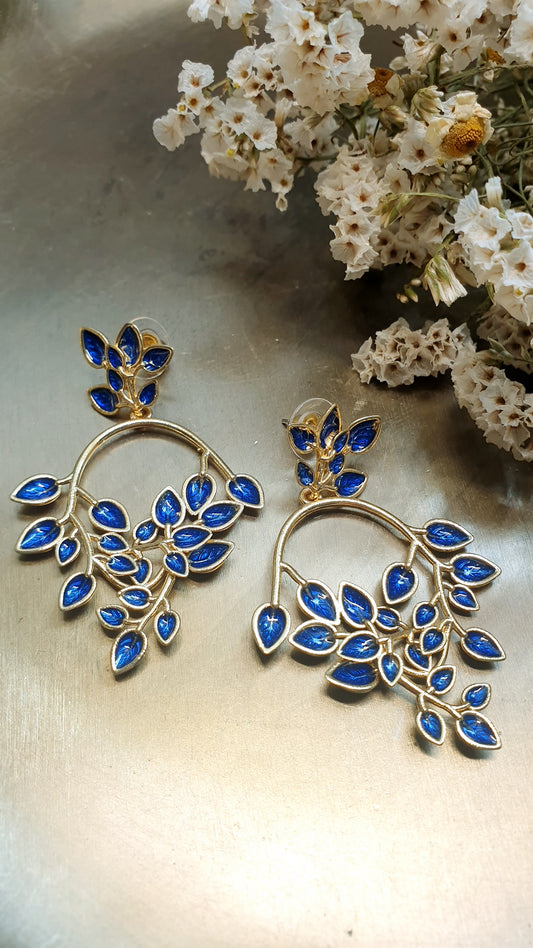 Orecchini in ottone con fiori laccati blu