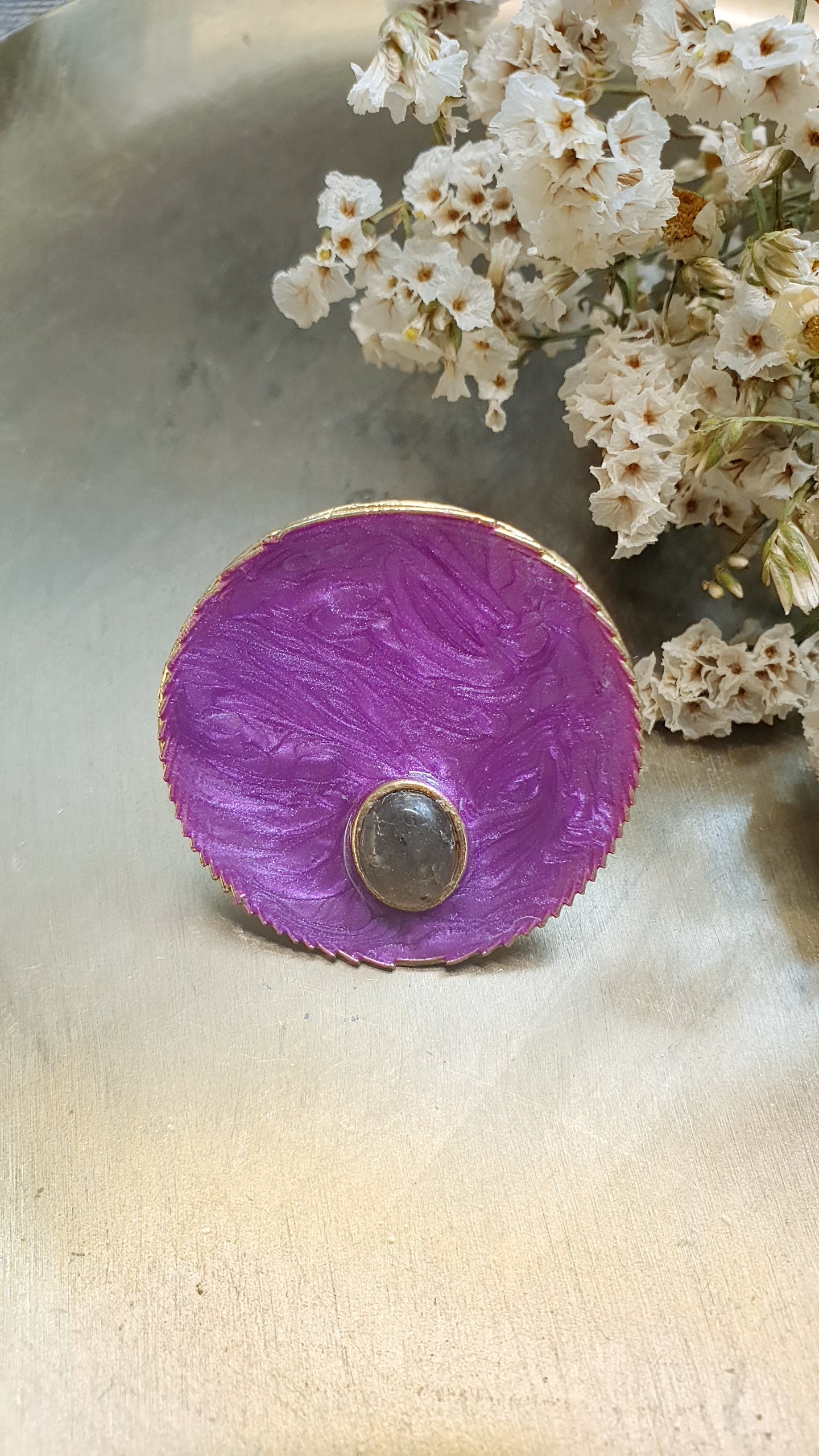 Anello regolabile in ottone con base laccata e pietra