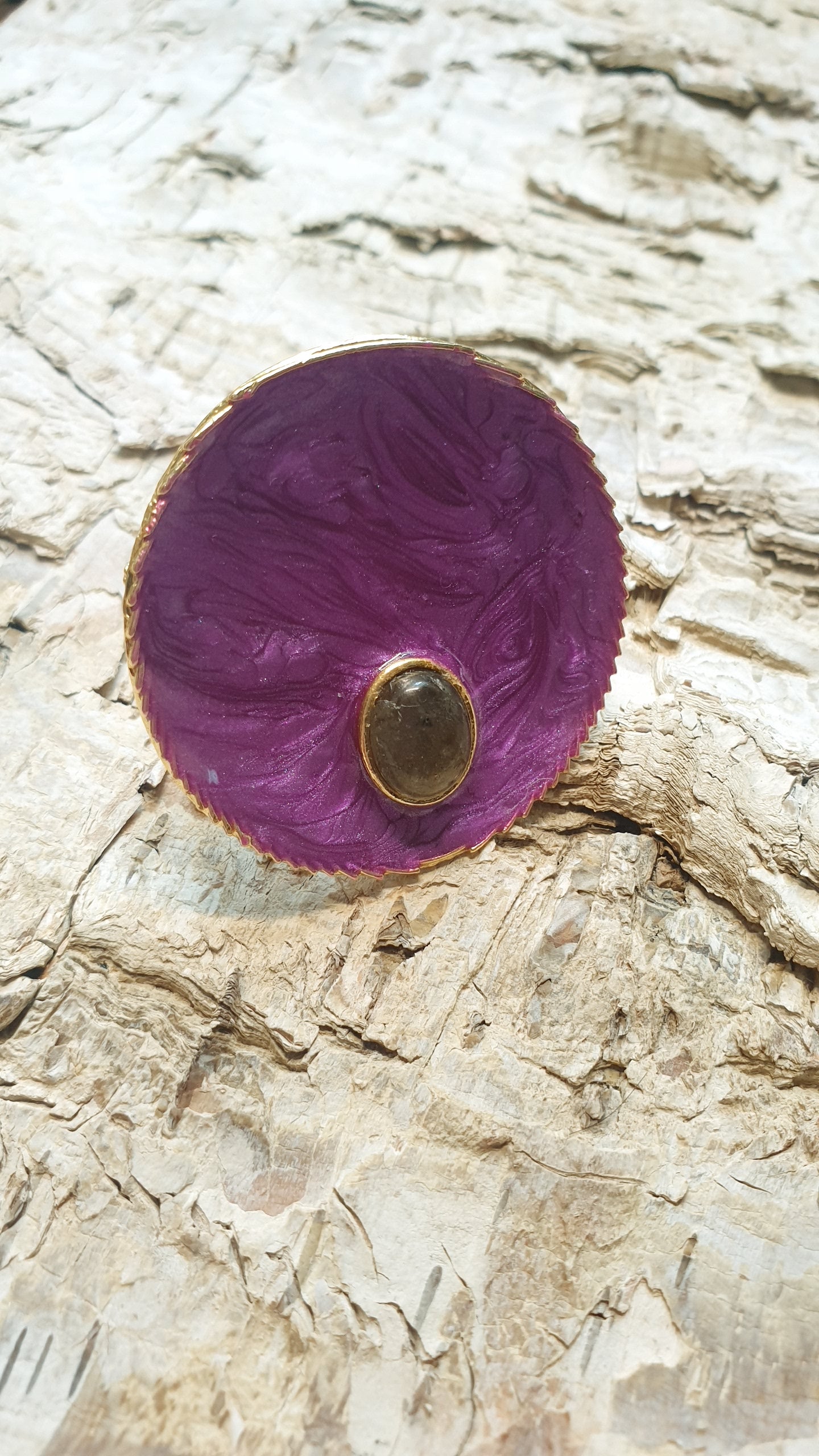 Anello regolabile in ottone con base laccata e pietra