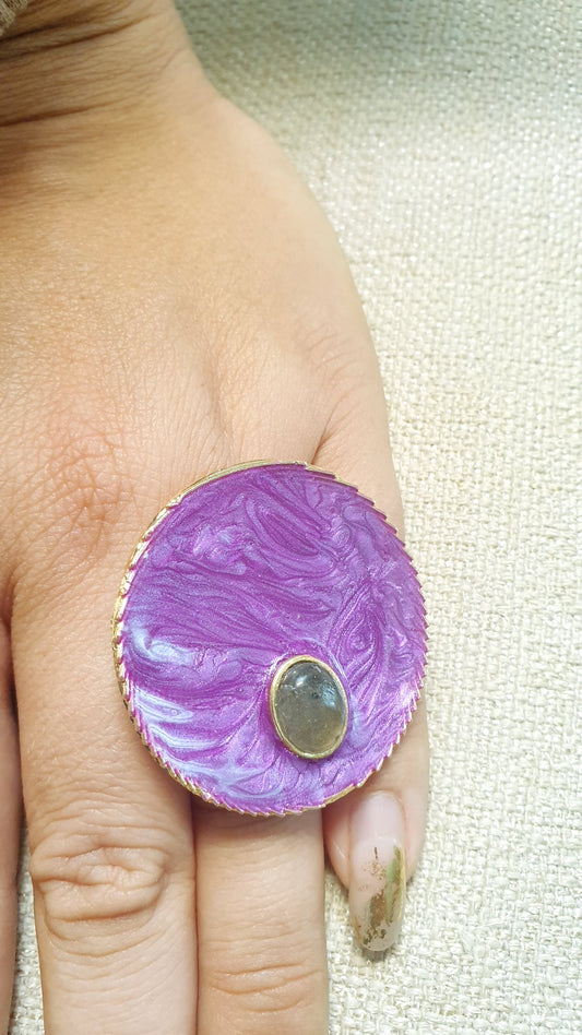 Anello regolabile in ottone con base laccata e pietra