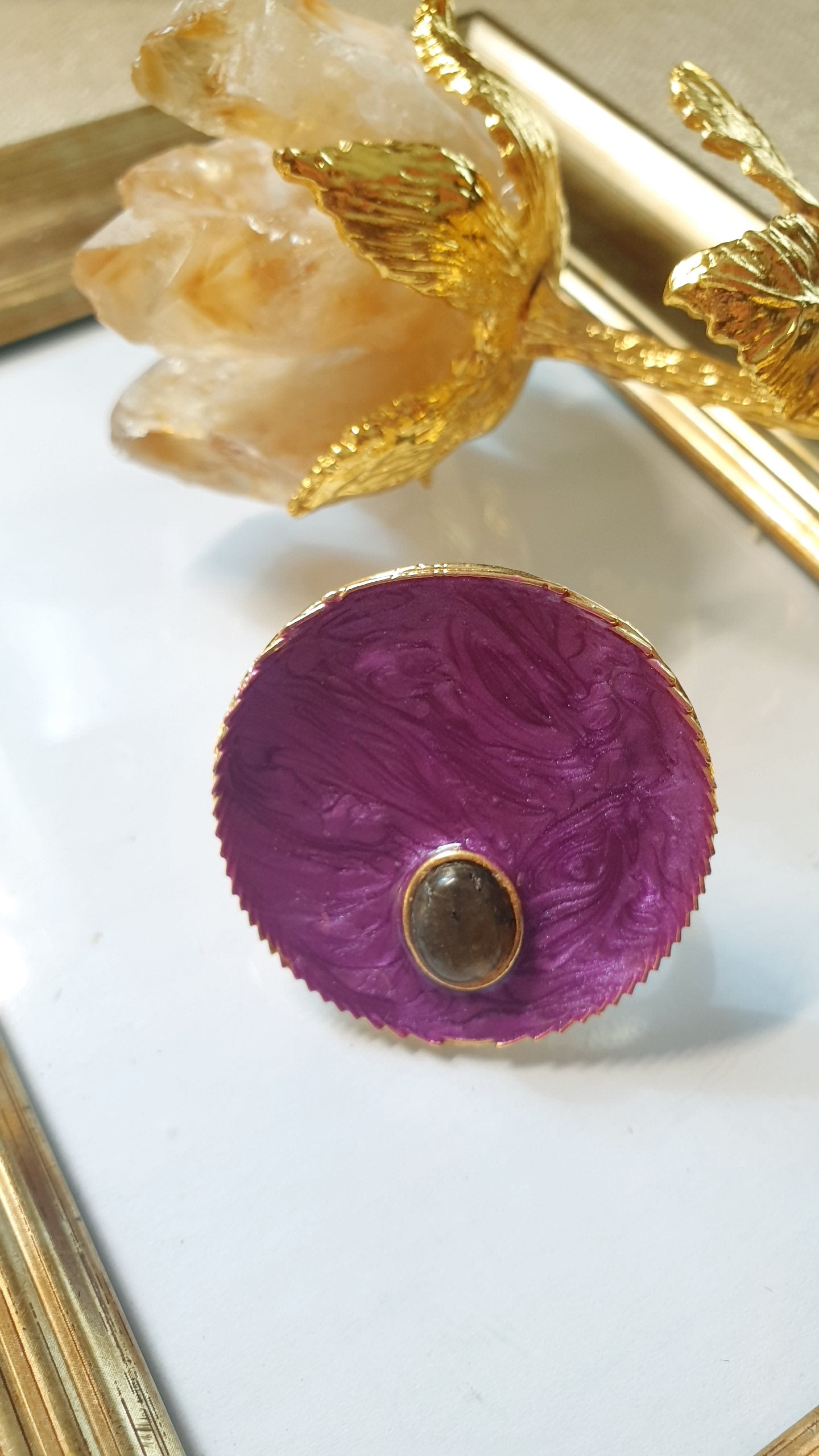 Anello regolabile in ottone con base laccata e pietra