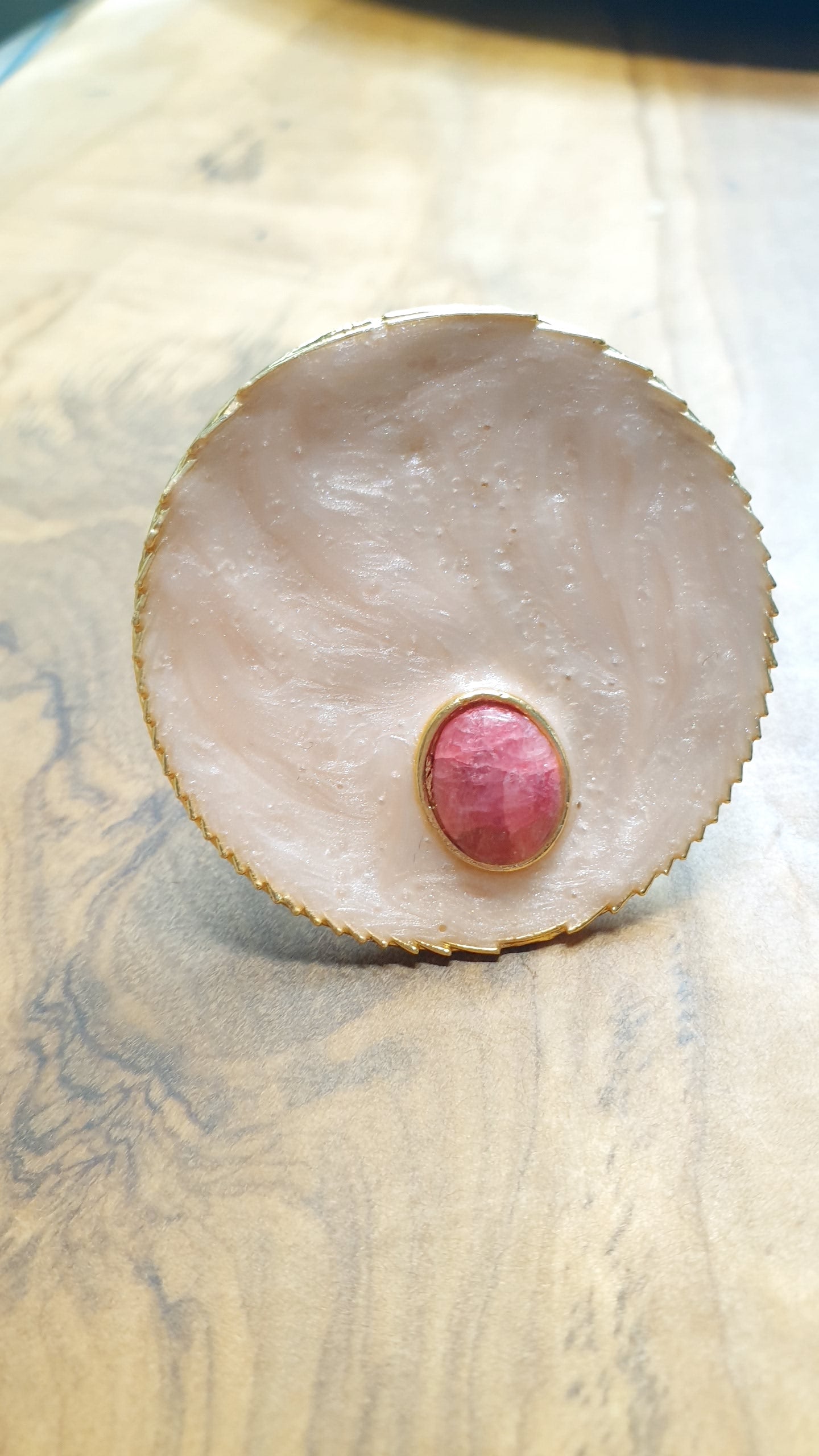 Anello regolabile in ottone con lacca e rodocrosite