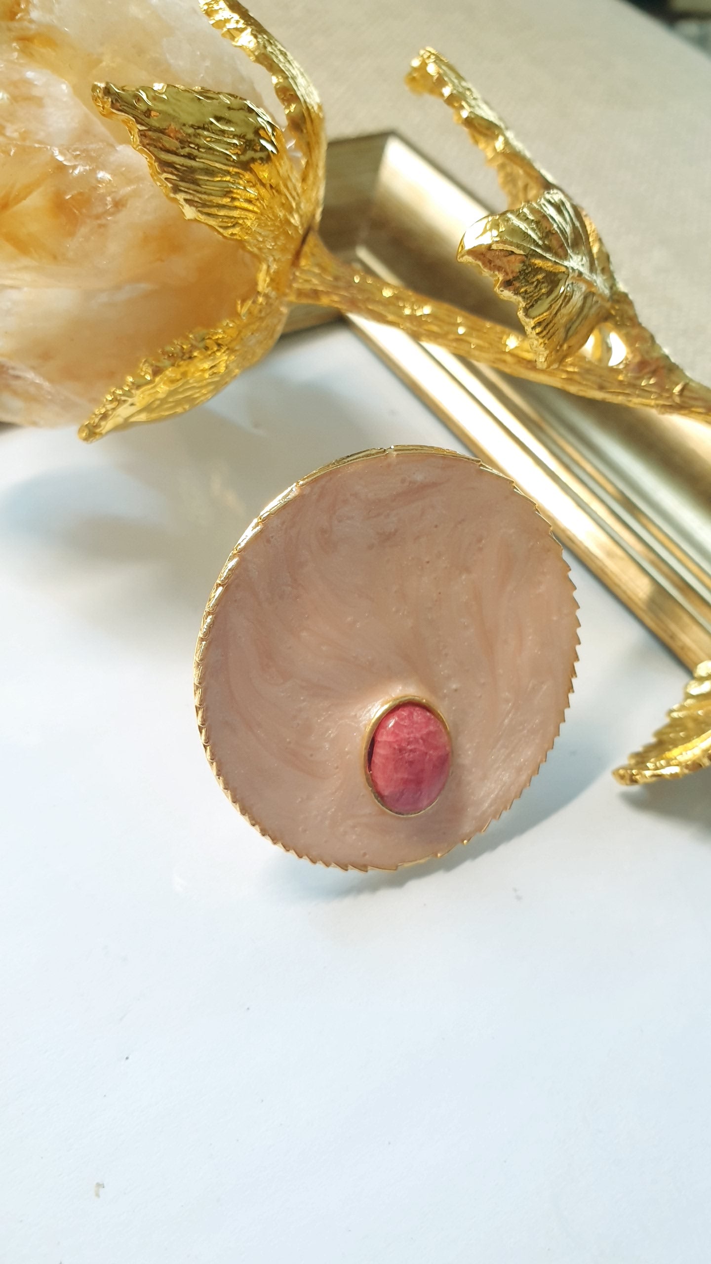 Anello regolabile in ottone con lacca e rodocrosite