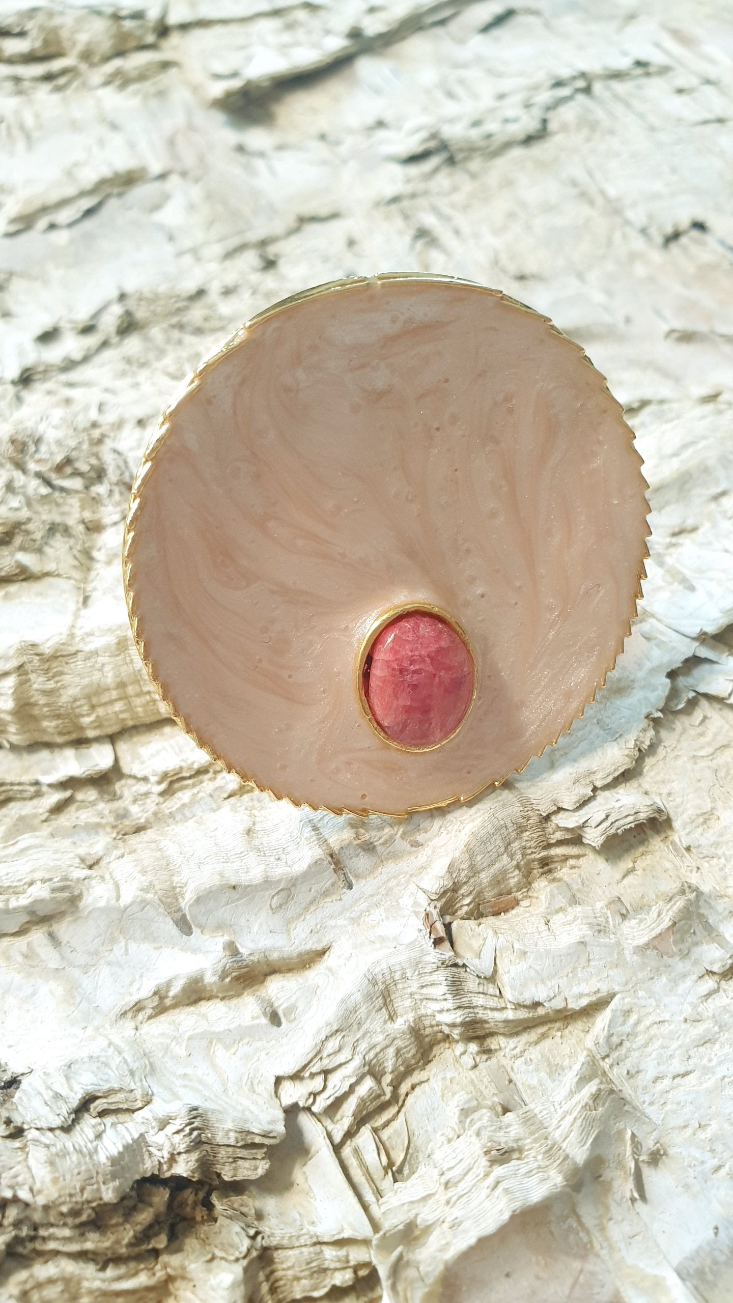 Anello regolabile in ottone con lacca e rodocrosite