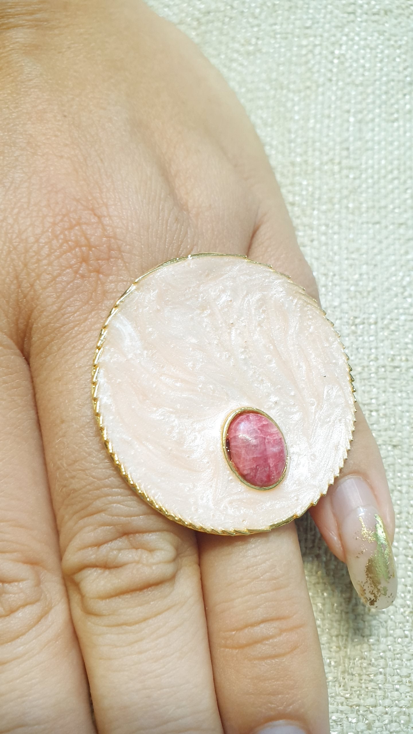 Anello regolabile in ottone con lacca e rodocrosite