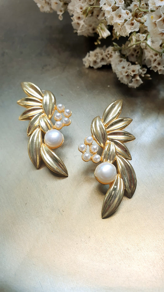 Orecchini a perno in ottone con perle.