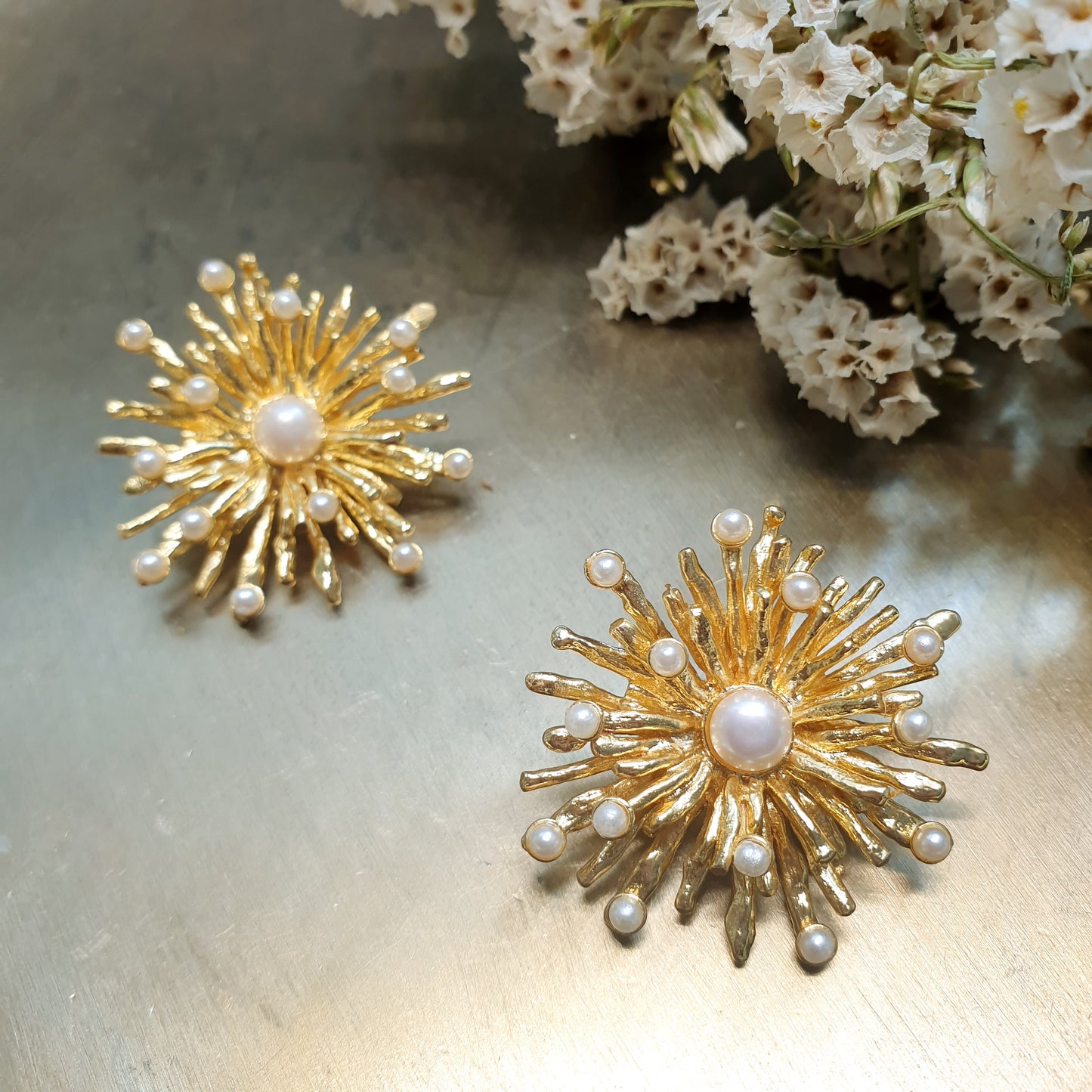 Orecchini in ottone con perle