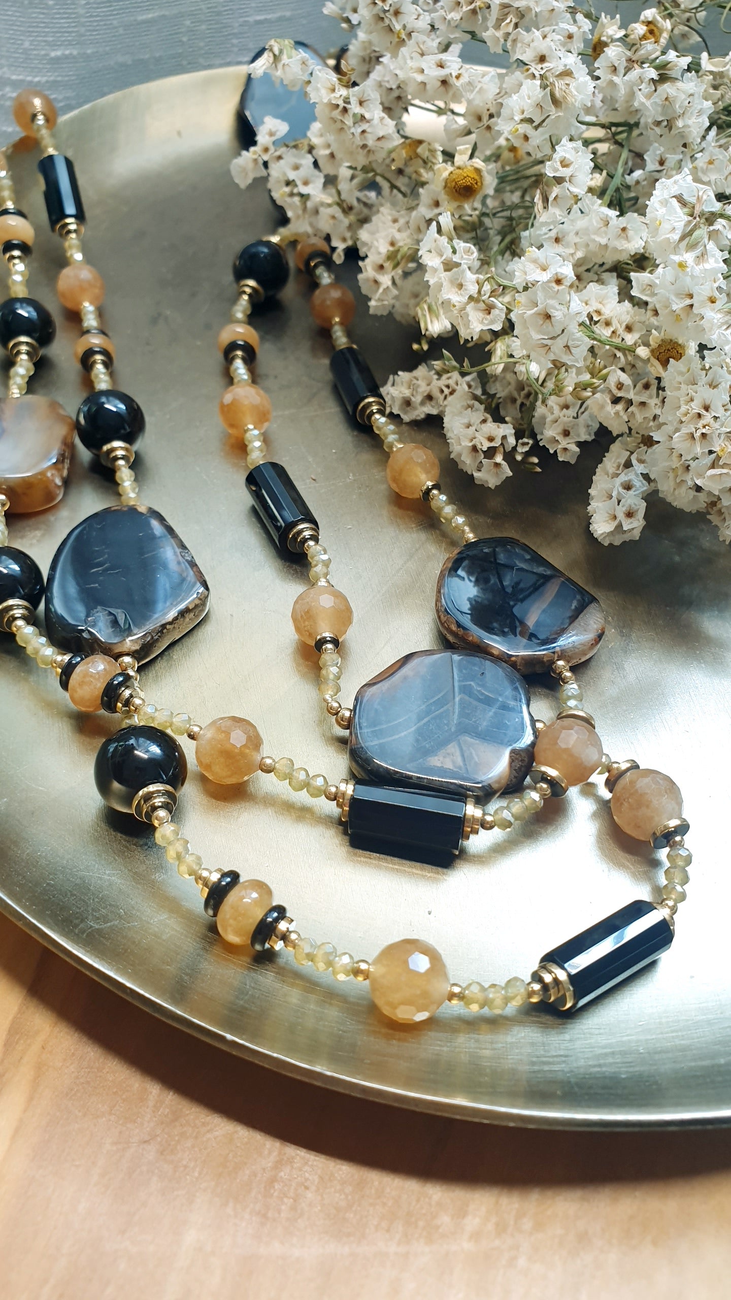 Lunga collana con pietre dure.