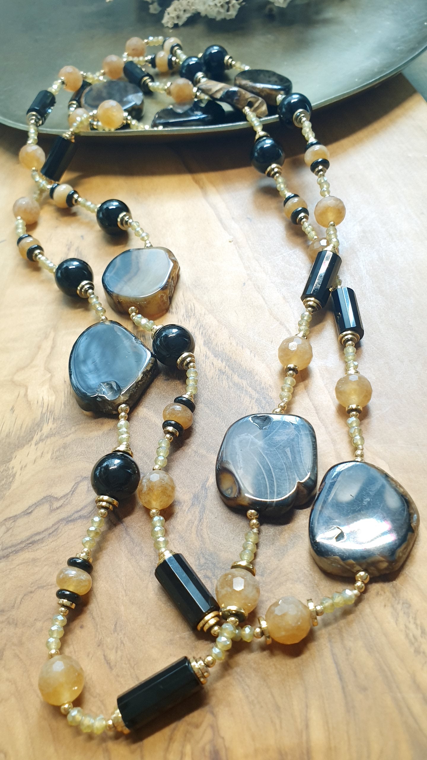Lunga collana con pietre dure.