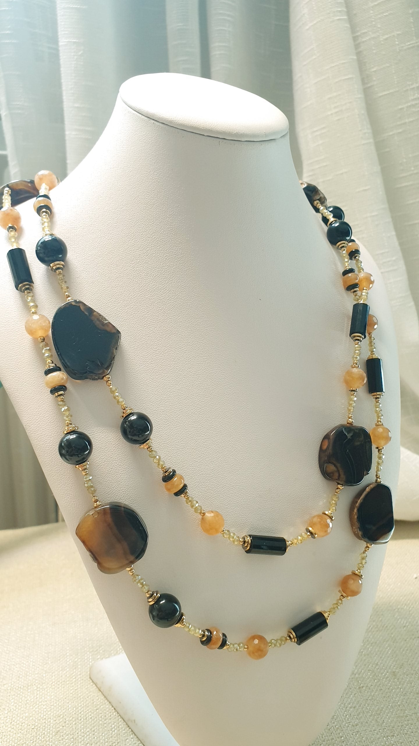 Lunga collana con pietre dure.