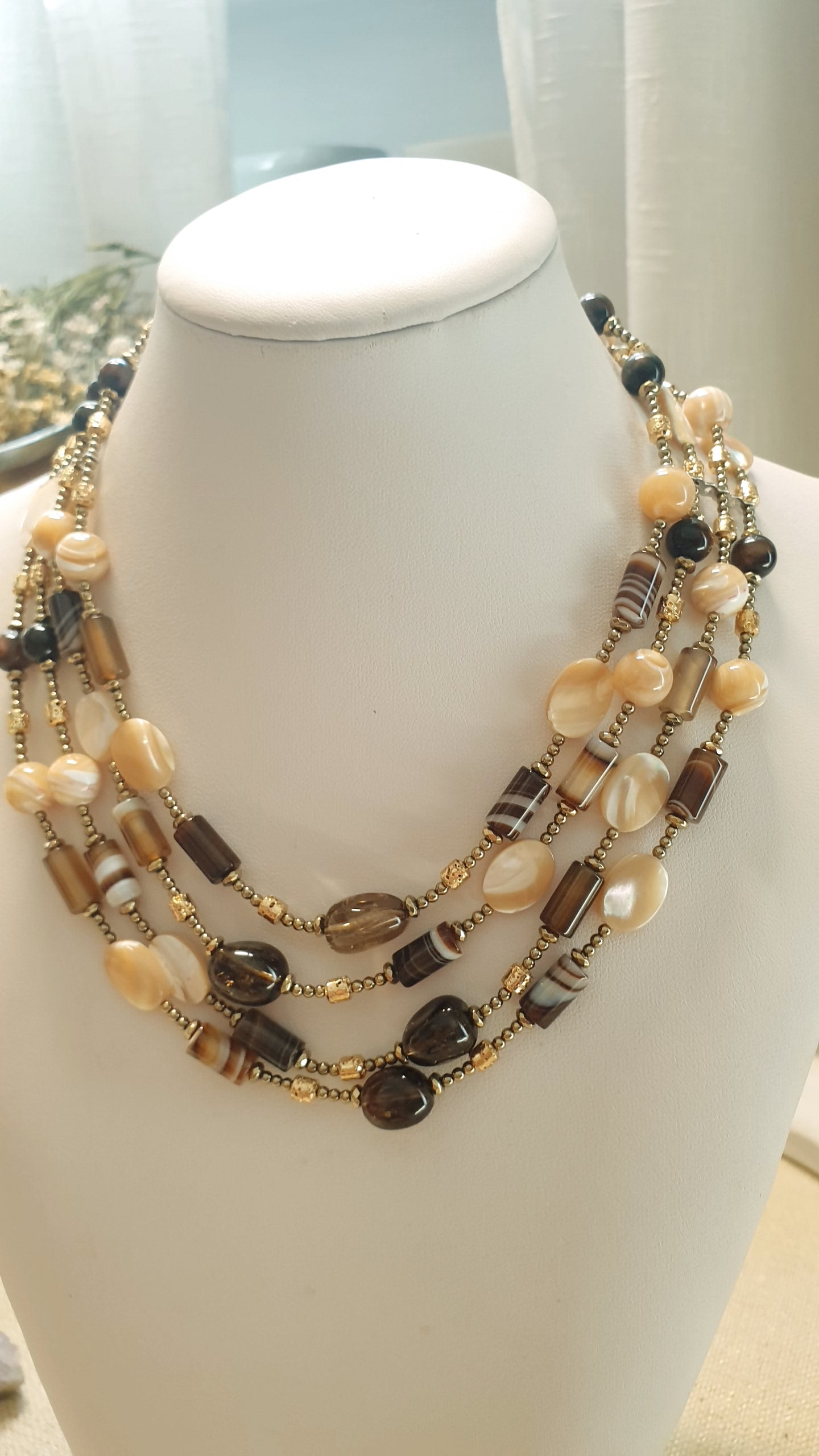 Girocollo a 4 fili con agata, quarzo fumo, madreperle, perline