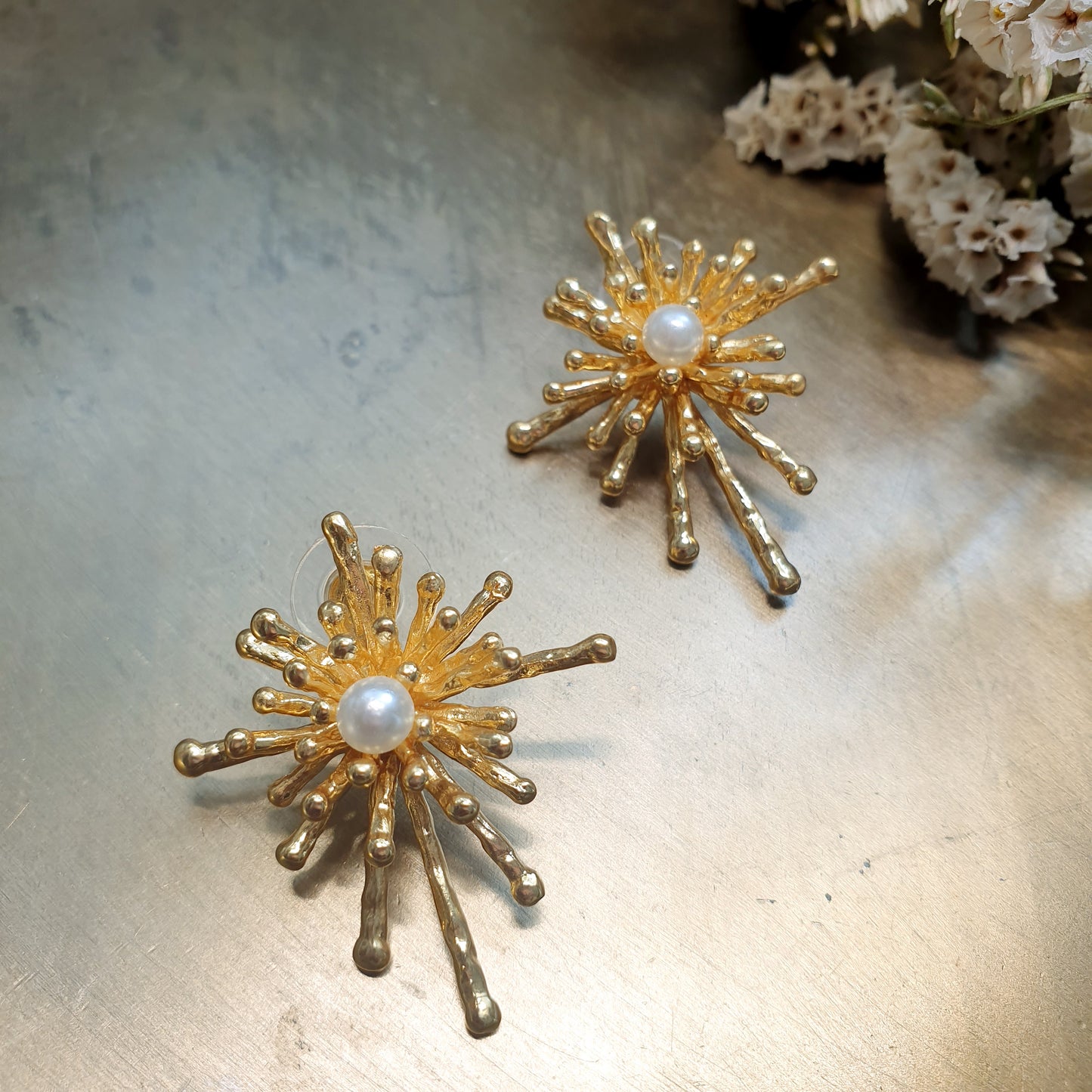 Orecchini in ottone con perle