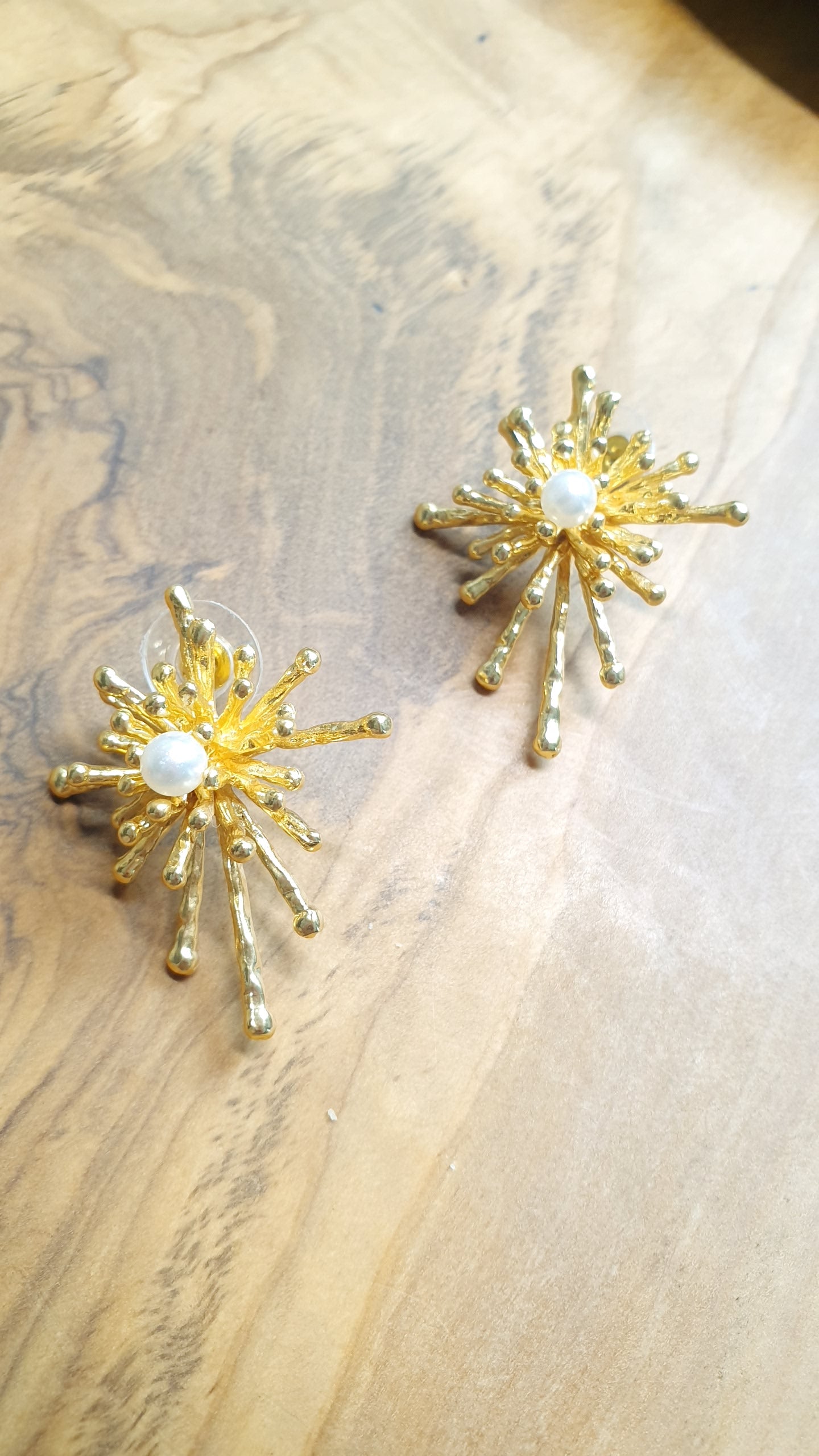 Orecchini in ottone con perle