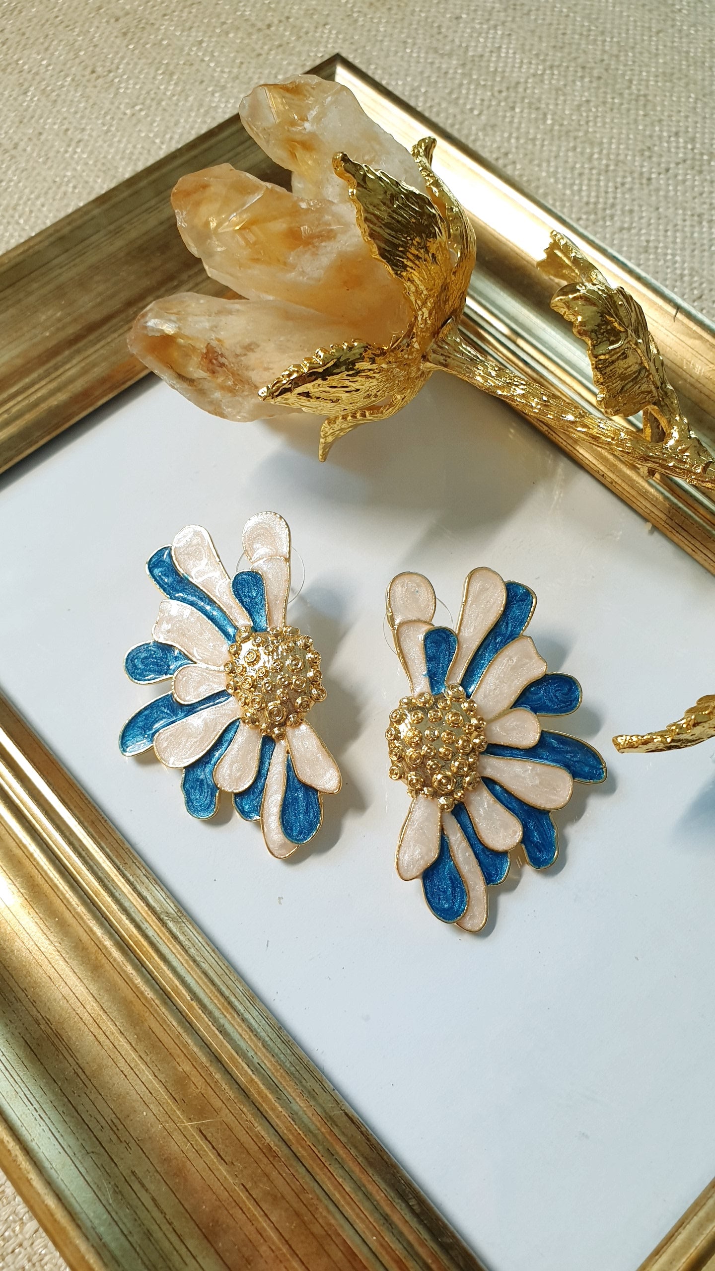 Orecchini a perno con mezzo fiore laccato