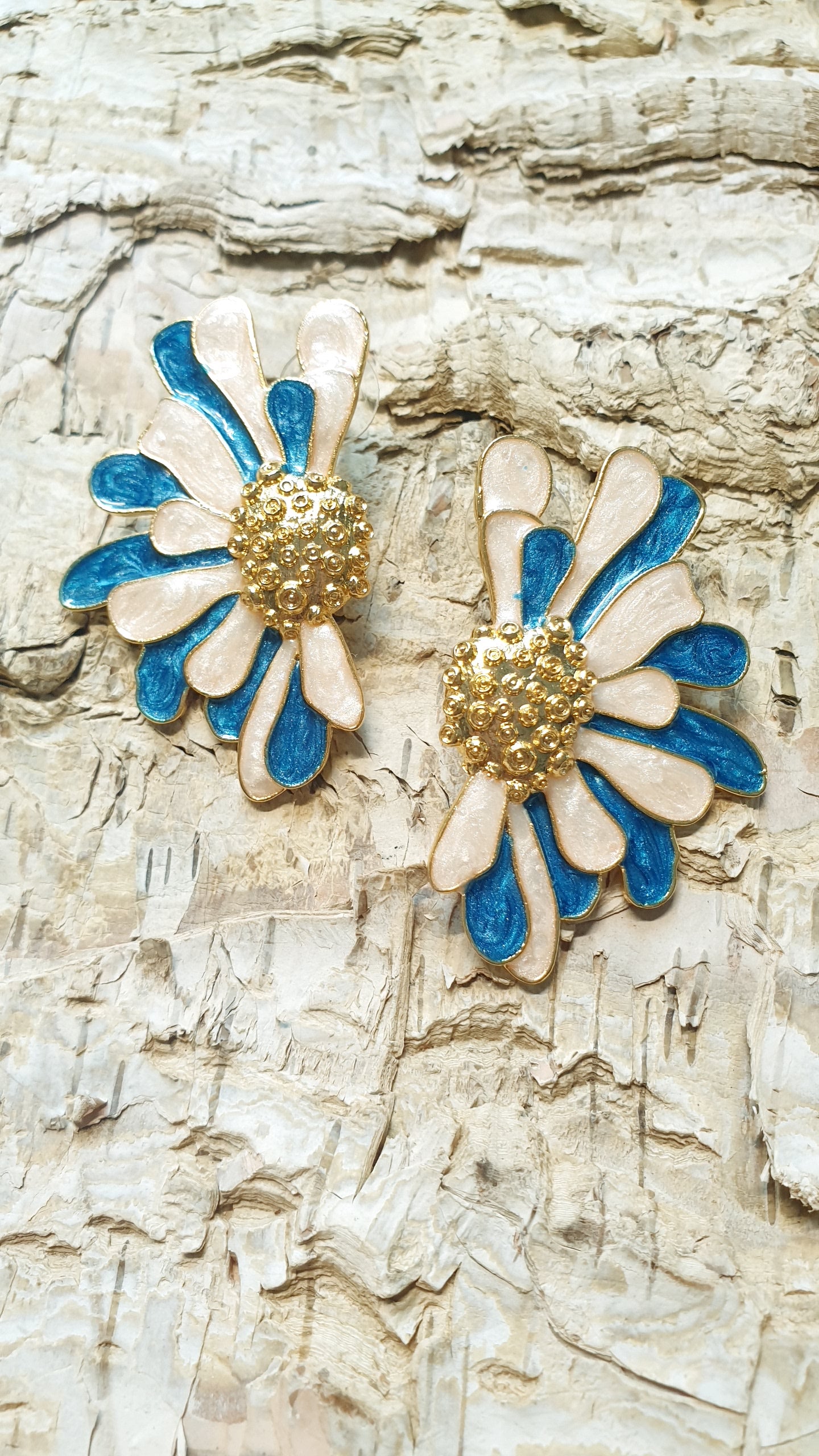 Orecchini a perno con mezzo fiore laccato