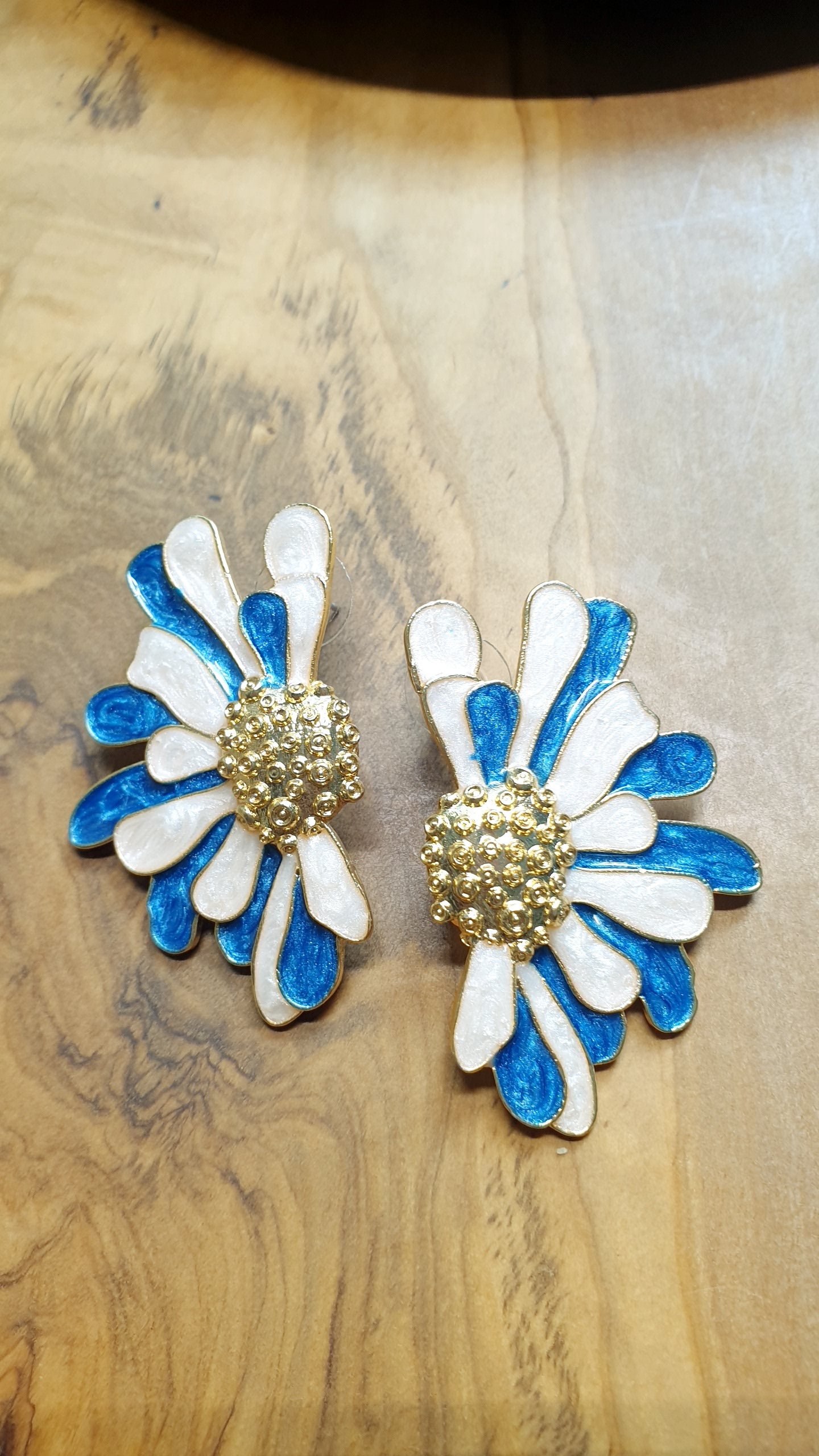 Orecchini a perno con mezzo fiore laccato