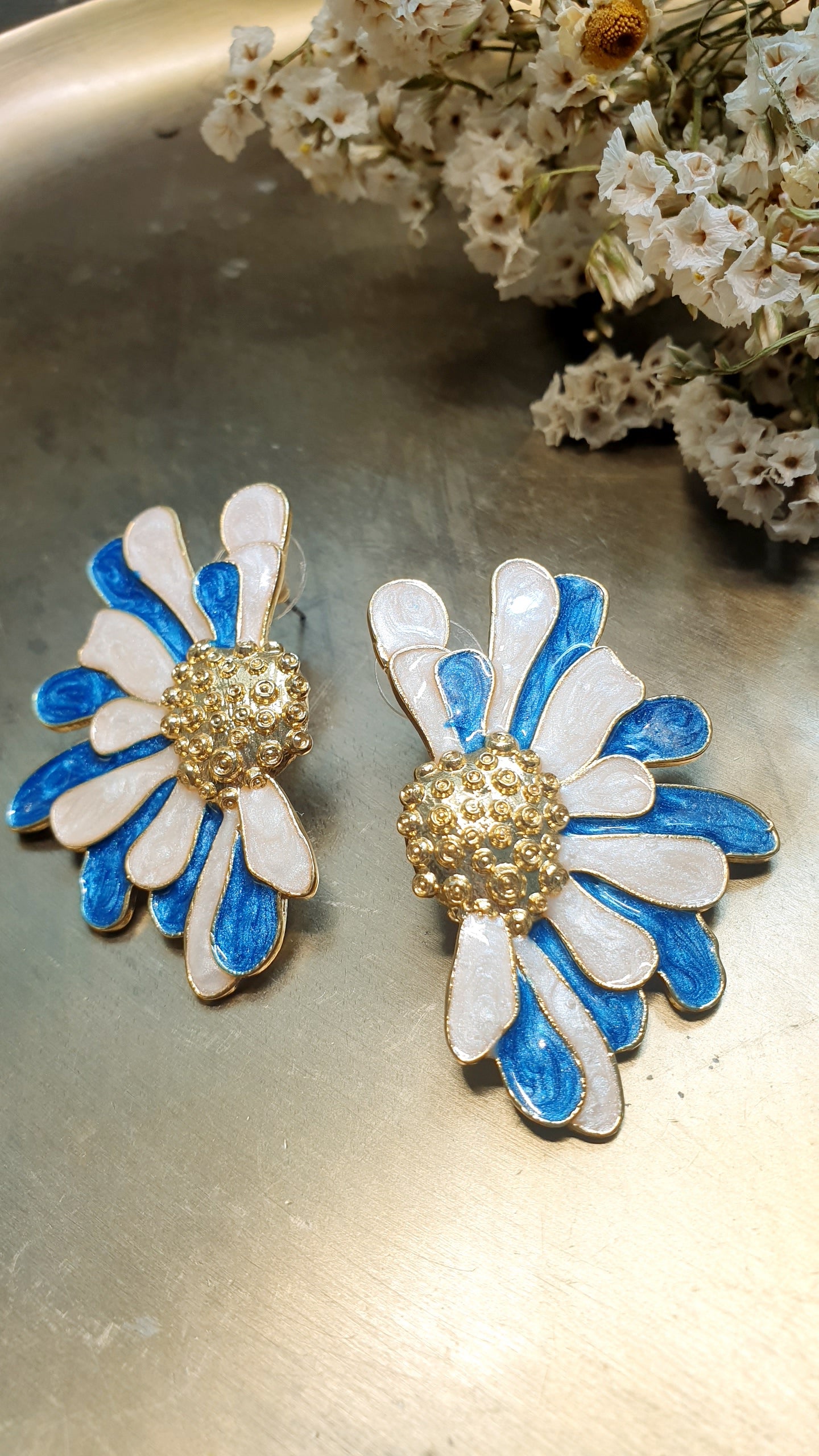 Orecchini a perno con mezzo fiore laccato