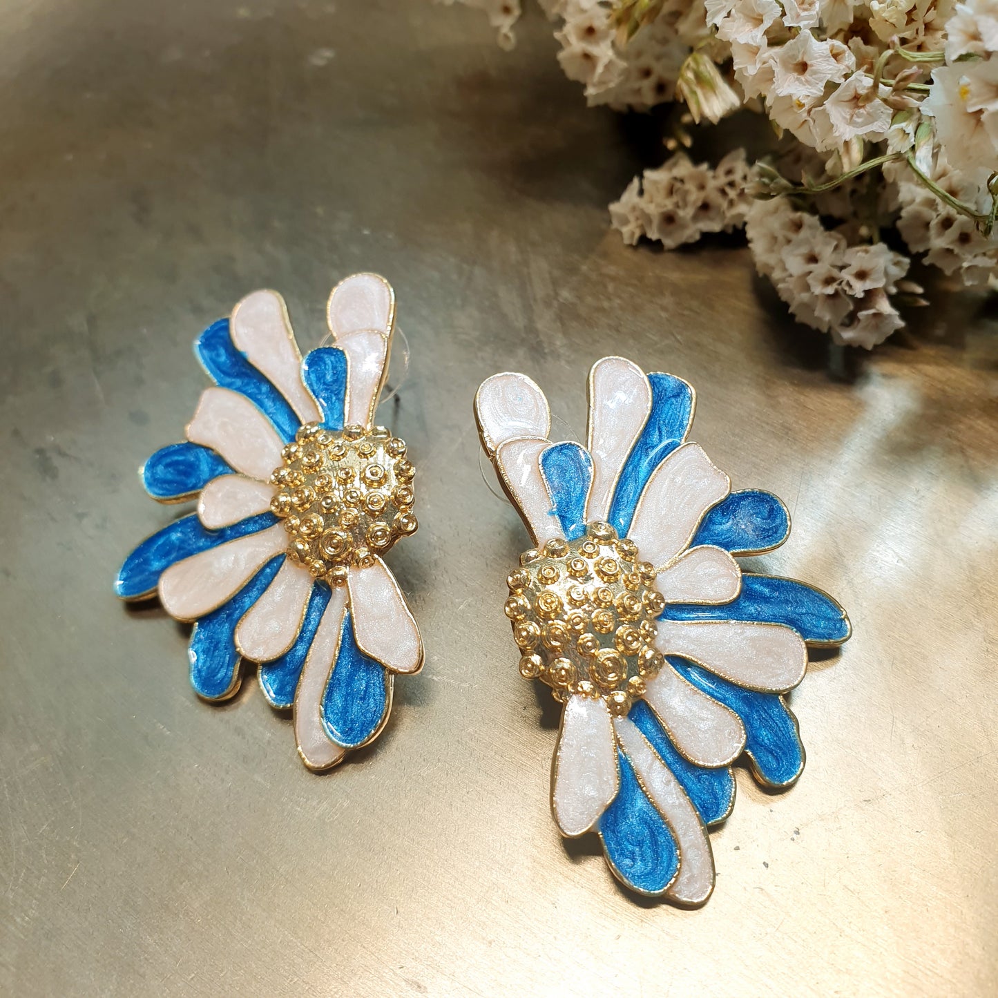 Orecchini a perno con mezzo fiore laccato