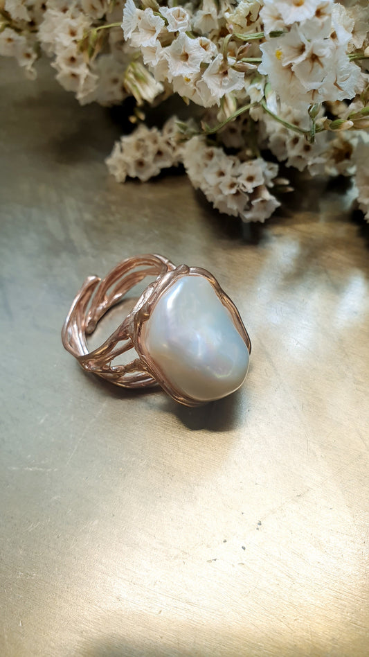 Bellissimo anello in argento con perla barocca