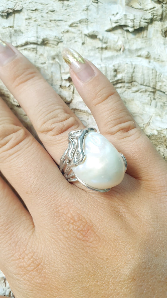 Bellissimo anello in argento con grande perla barocca