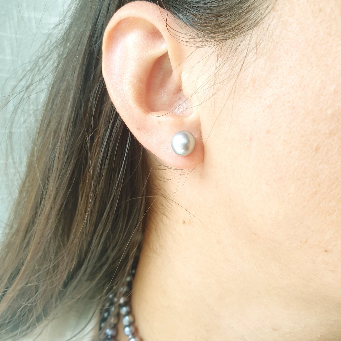 Orecchini a perno con perla grigia