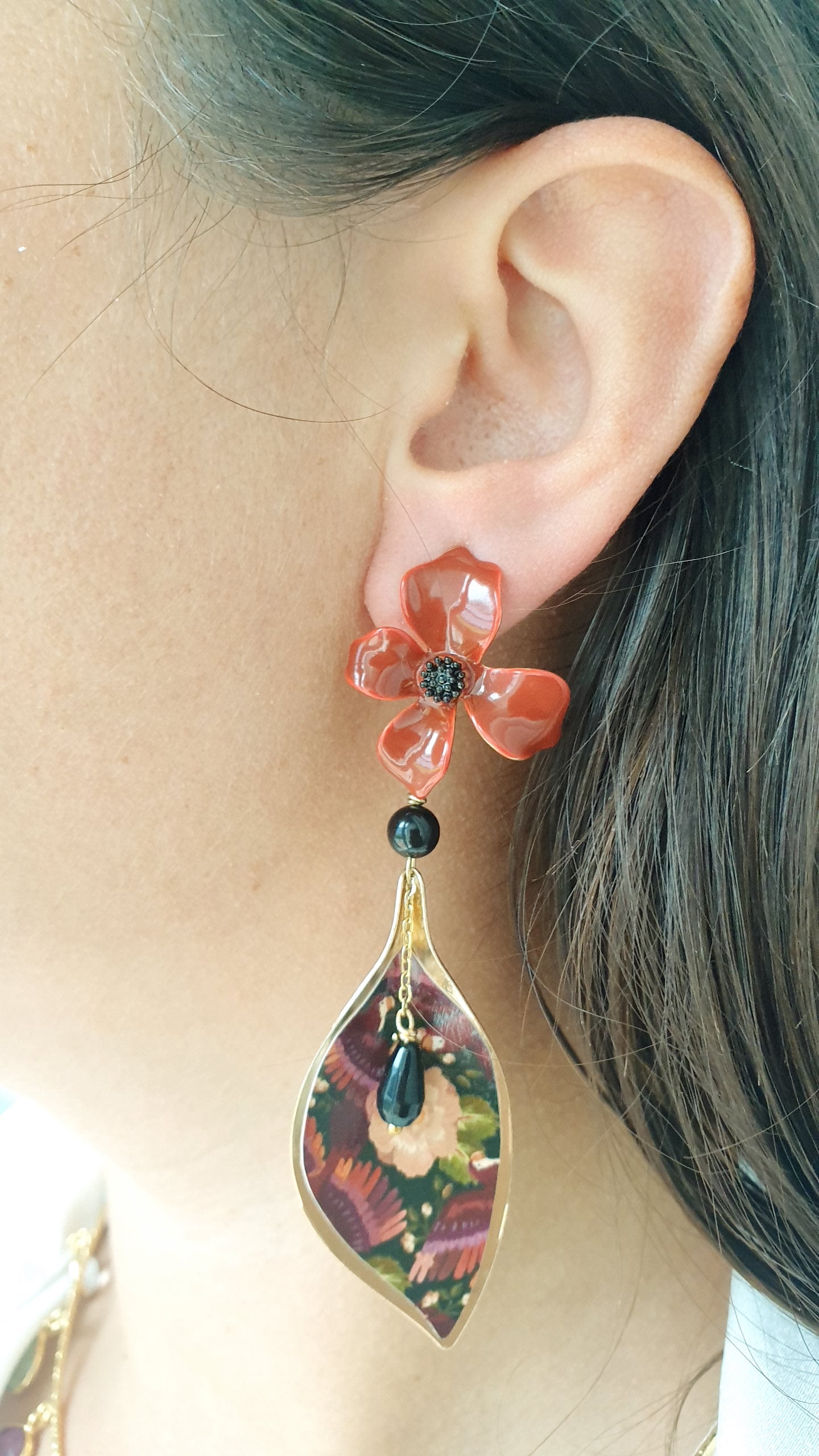 Orecchini in ottone laccata con foglia in ottone e lacca, onice