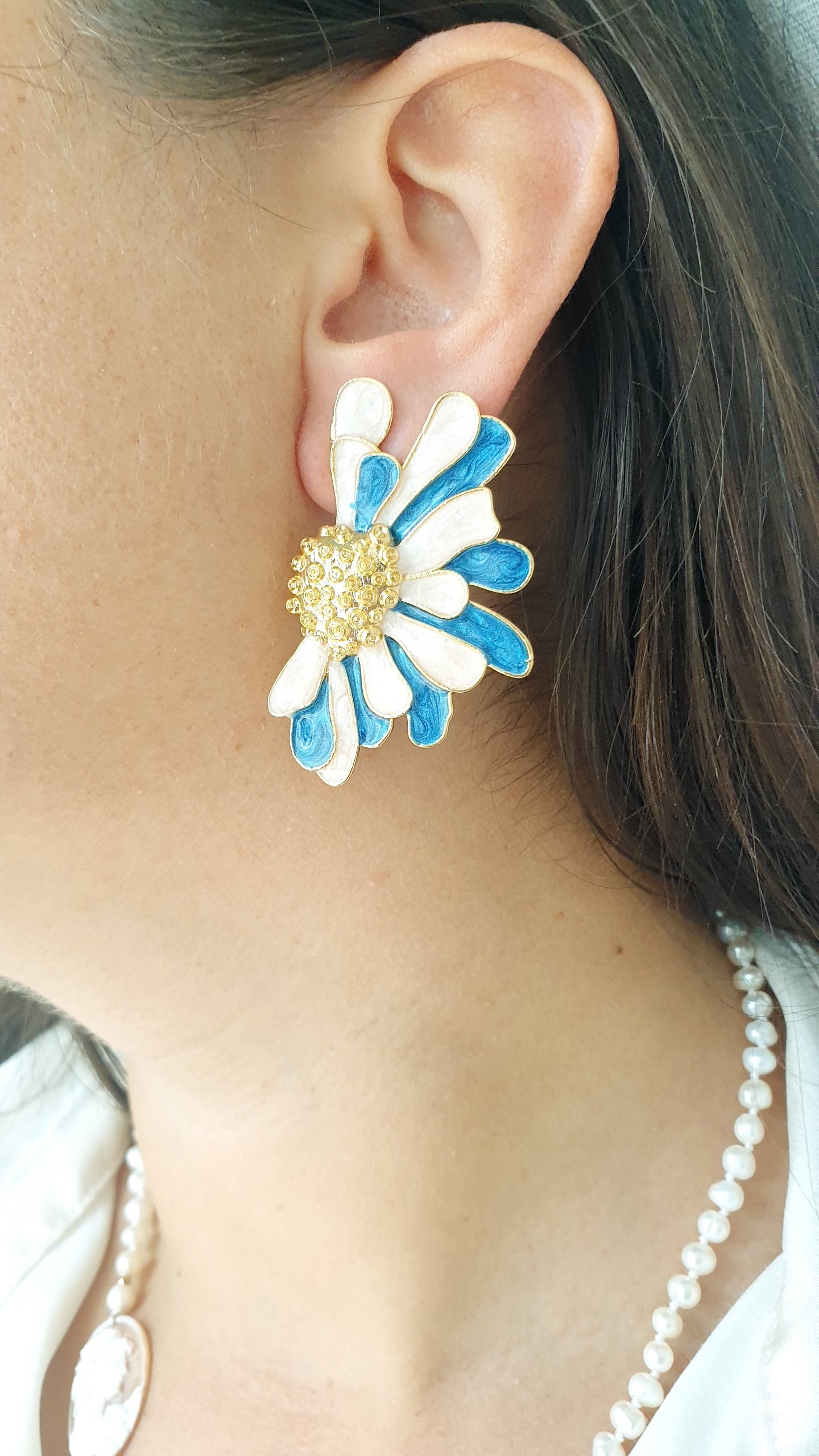 Orecchini a perno con mezzo fiore laccato