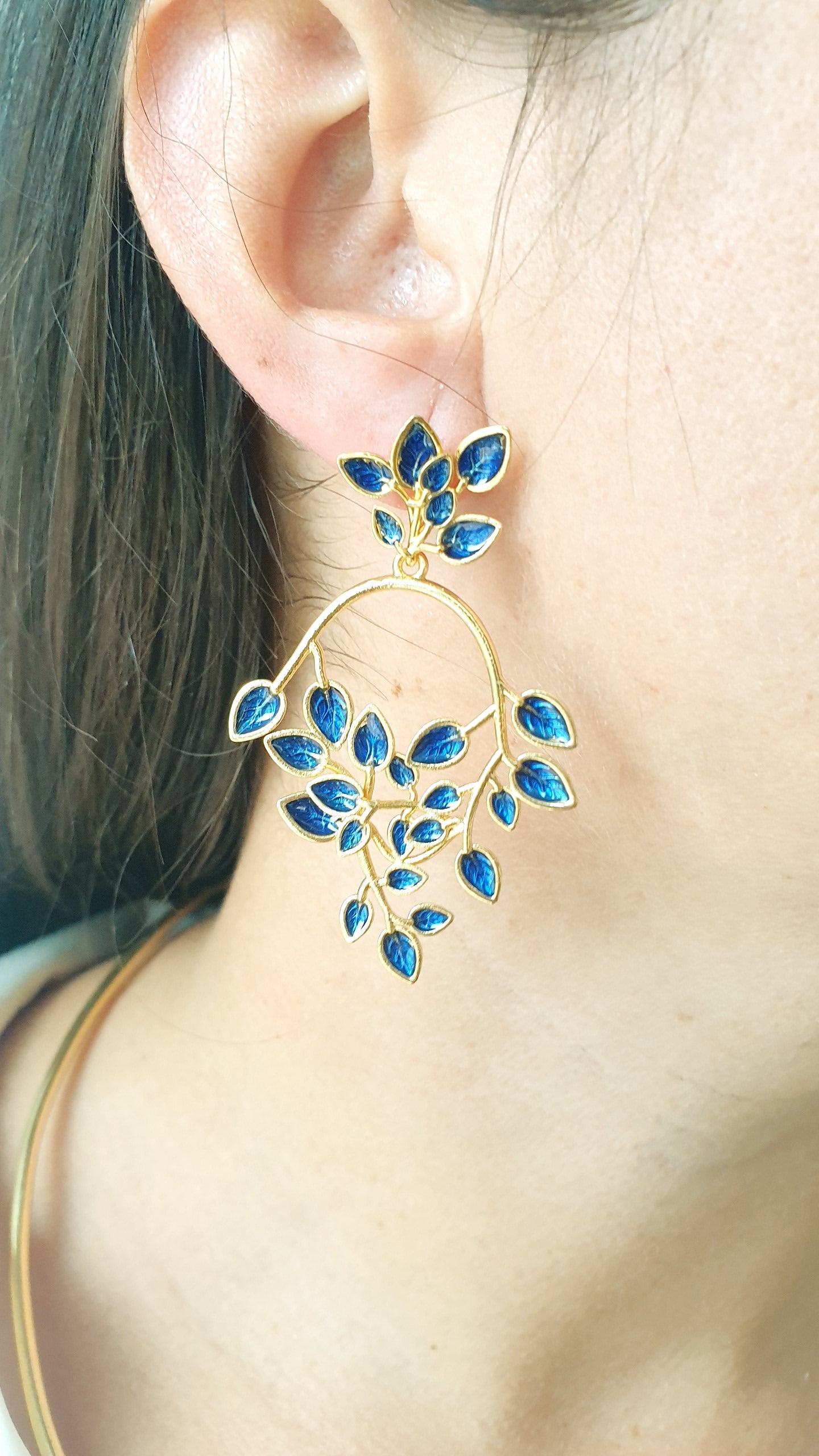 Orecchini in ottone con fiori laccati blu