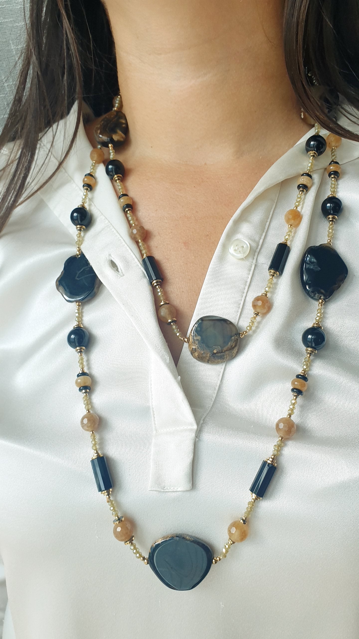 Lunga collana con pietre dure.