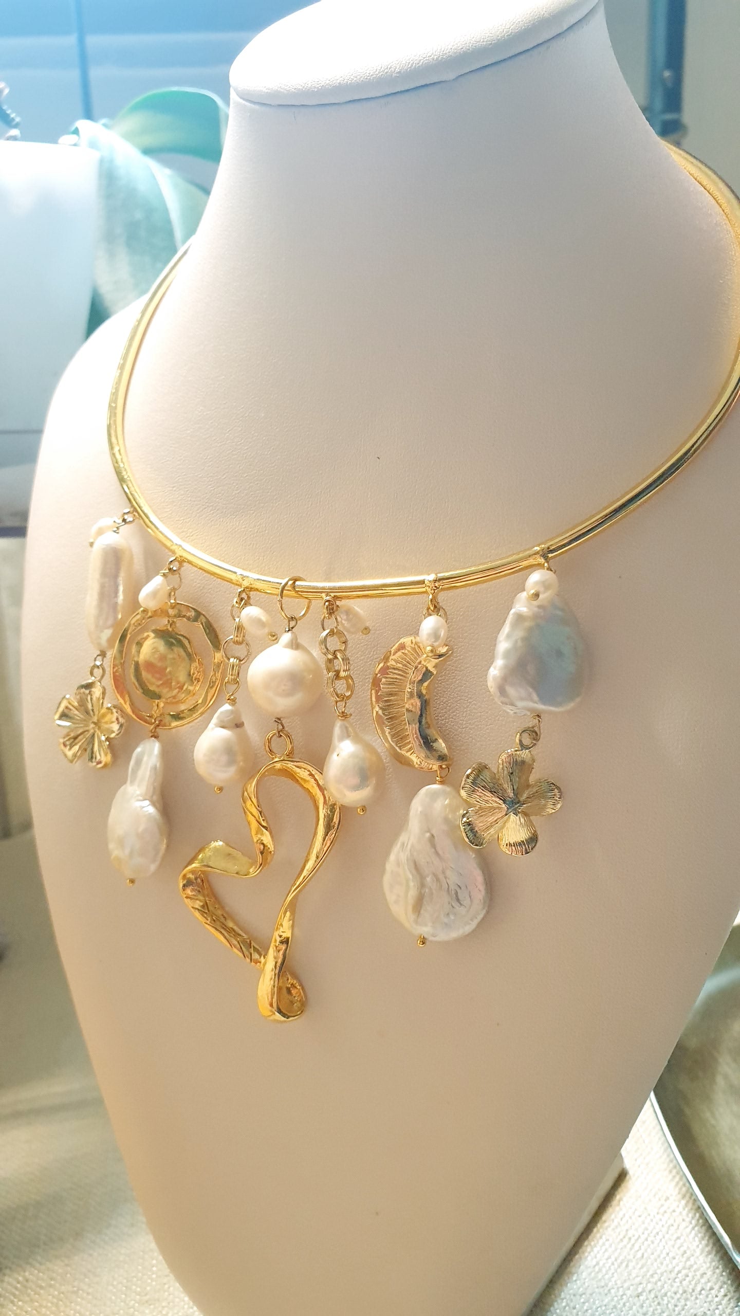 Girocollo placcato oro con perle barocche e inserti placcati oro
