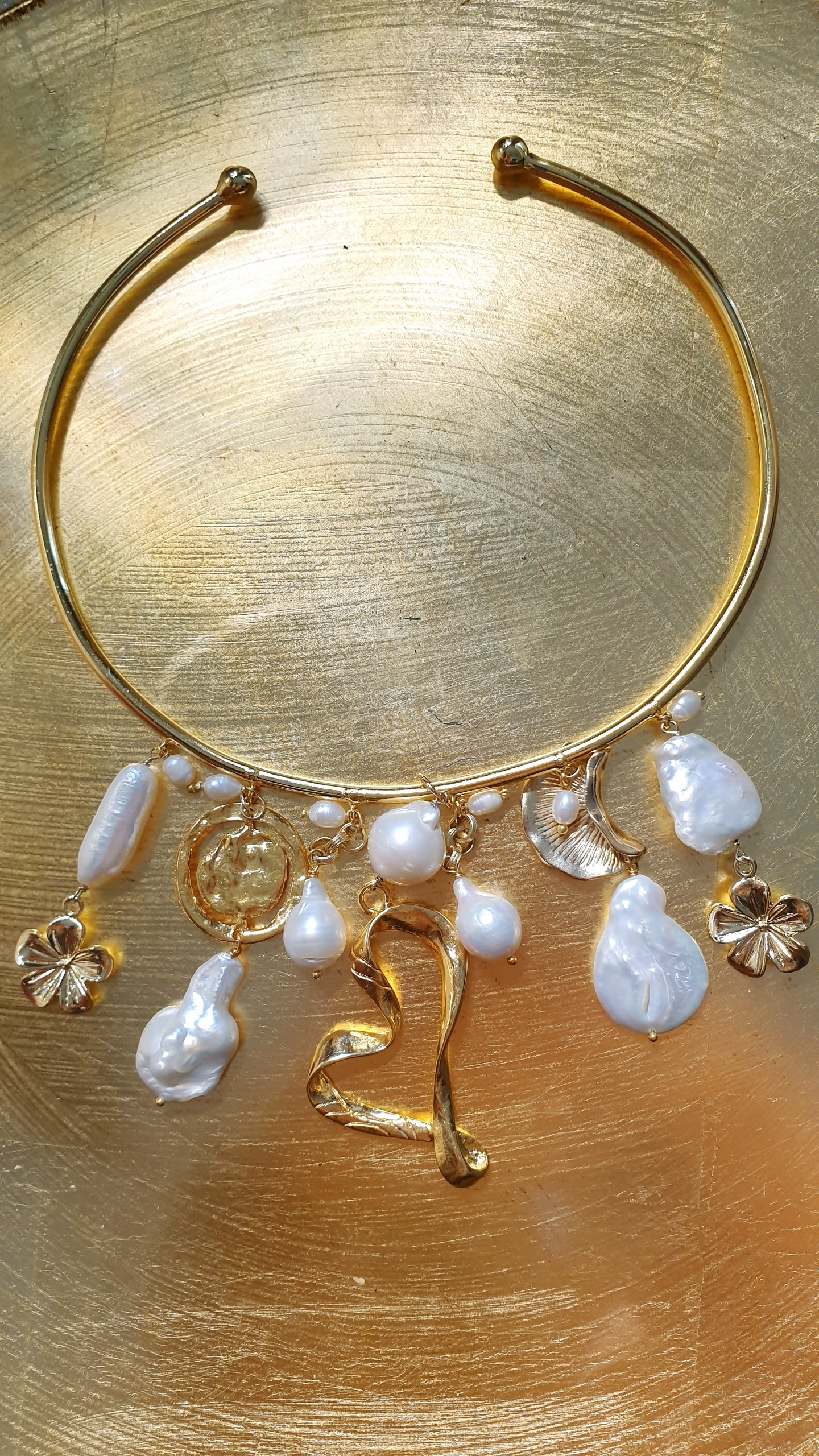 Girocollo placcato oro con perle barocche e inserti placcati oro