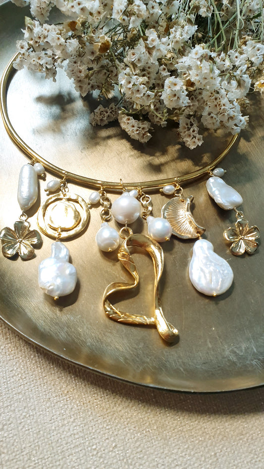 Girocollo placcato oro con perle barocche e inserti placcati oro