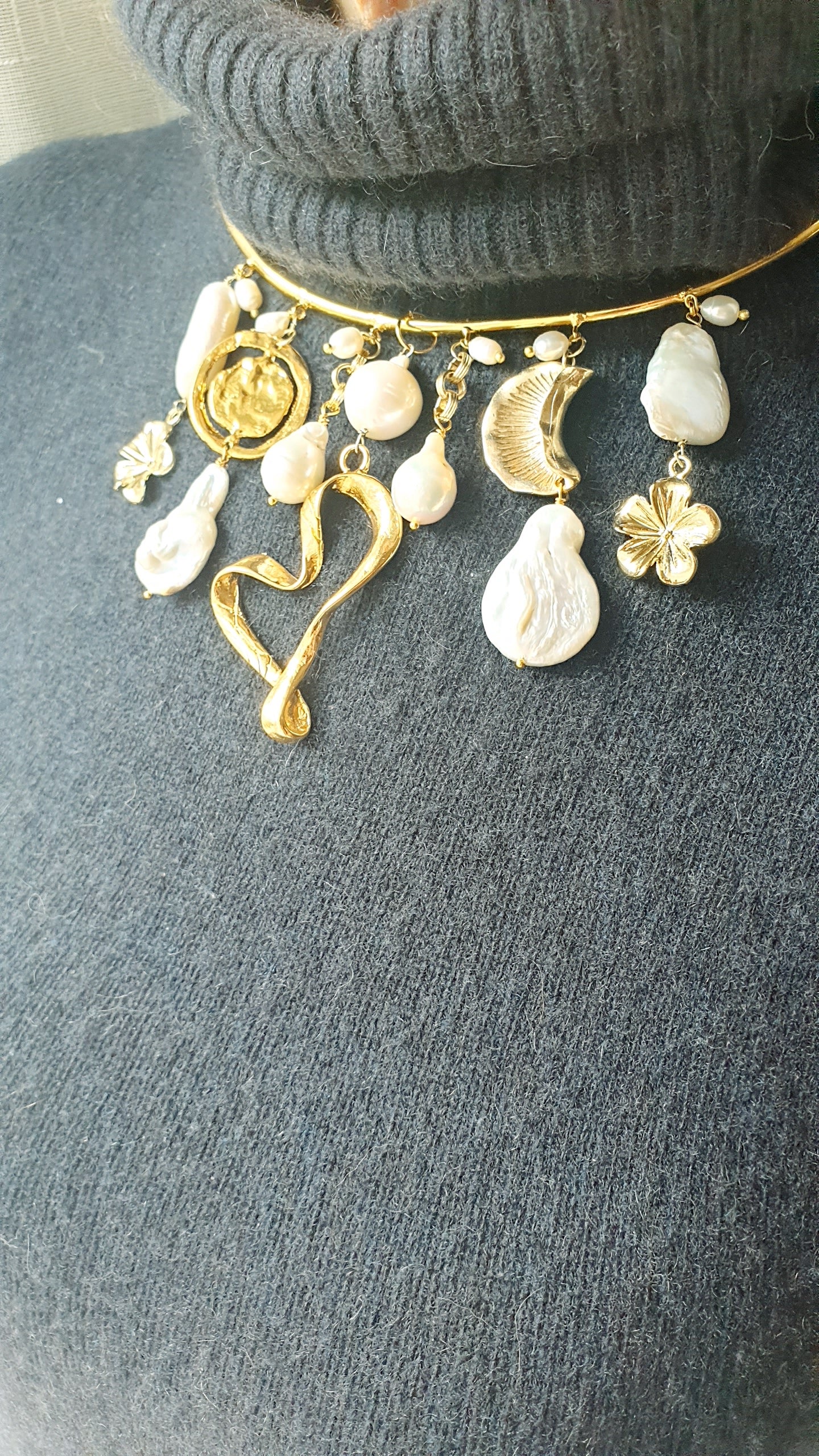Girocollo placcato oro con perle barocche e inserti placcati oro