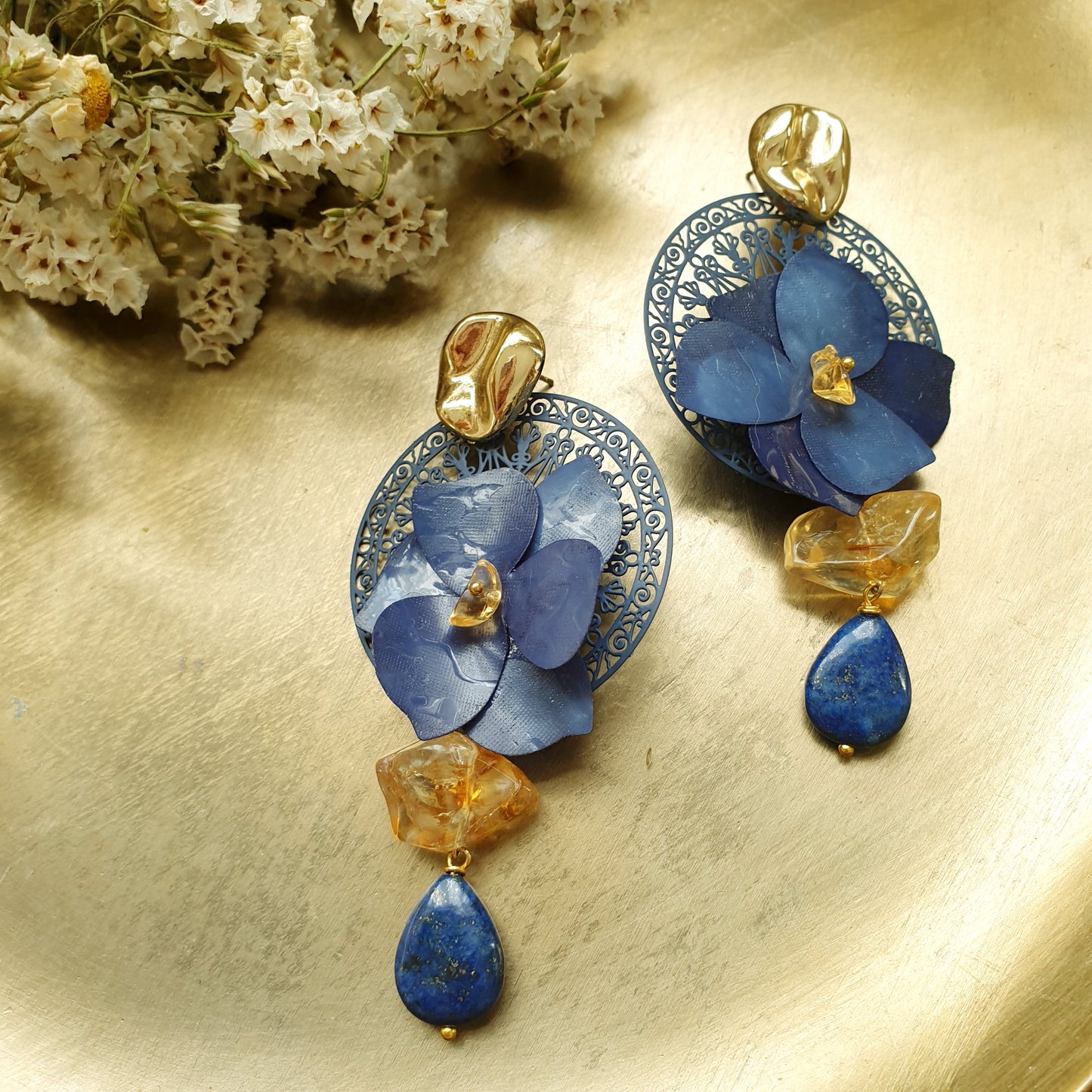 Orecchini in ottone con resine, quarzo citrino e lapislazzuli