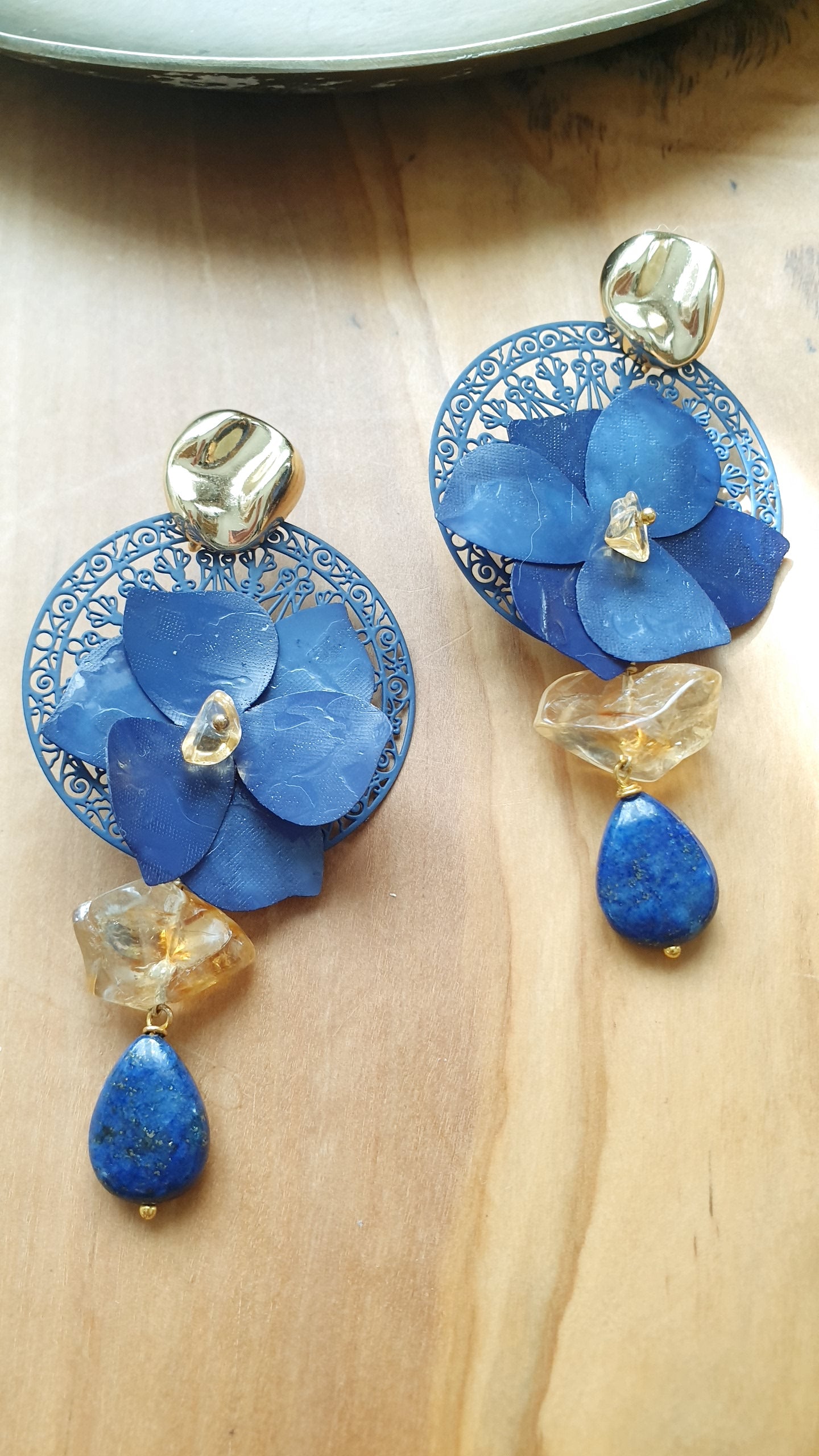 Orecchini in ottone con resine, quarzo citrino e lapislazzuli