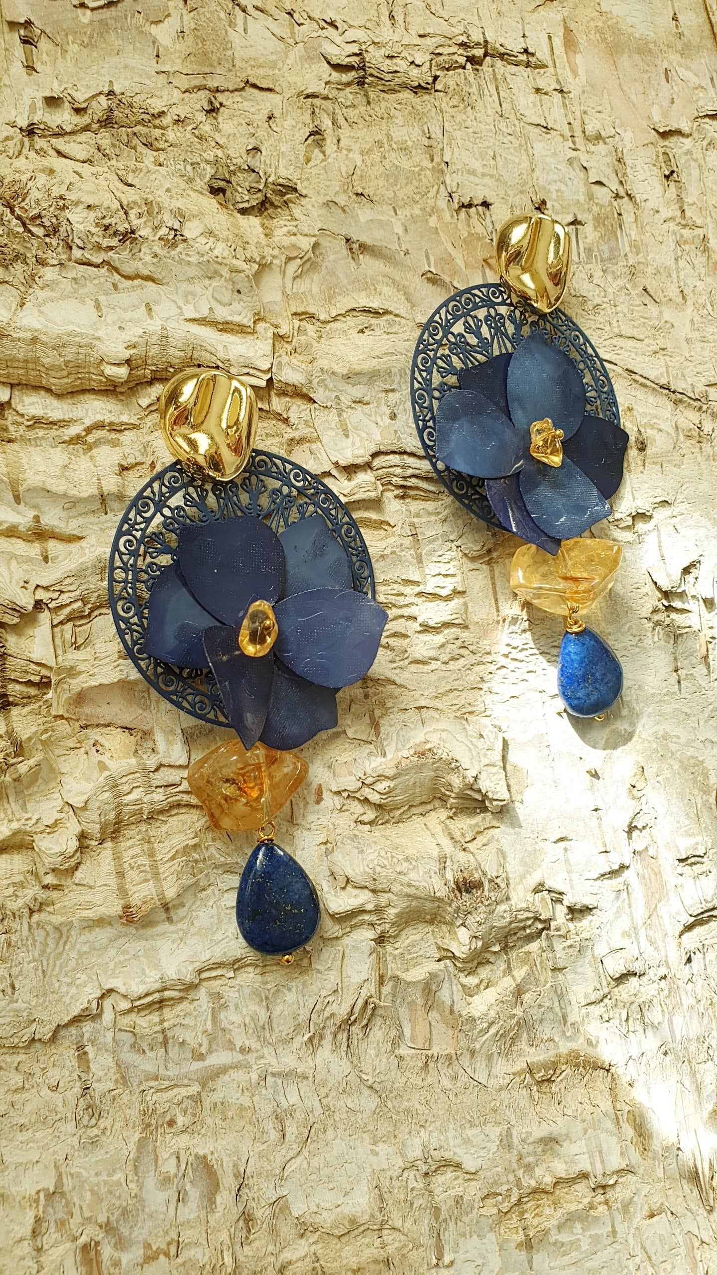 Orecchini in ottone con resine, quarzo citrino e lapislazzuli