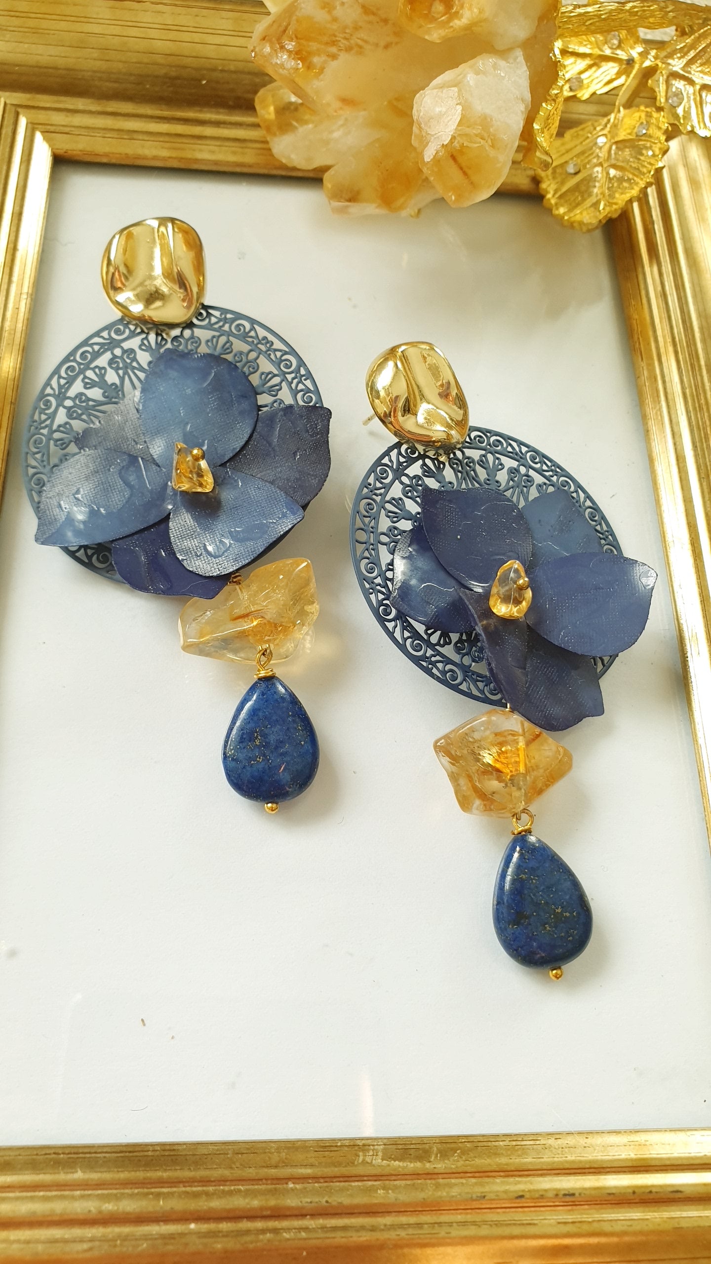 Orecchini in ottone con resine, quarzo citrino e lapislazzuli