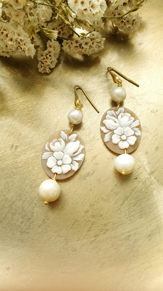 Orecchini in argento con cammeo floreale e perle