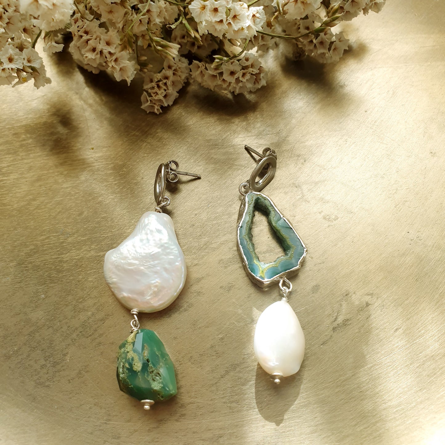 Orecchini in argento con drusa di agata, perle barocche, crisoprasio grezzo