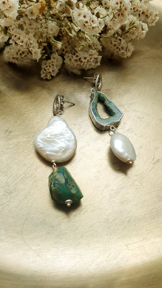 Orecchini in argento con drusa di agata, perle barocche, crisoprasio grezzo