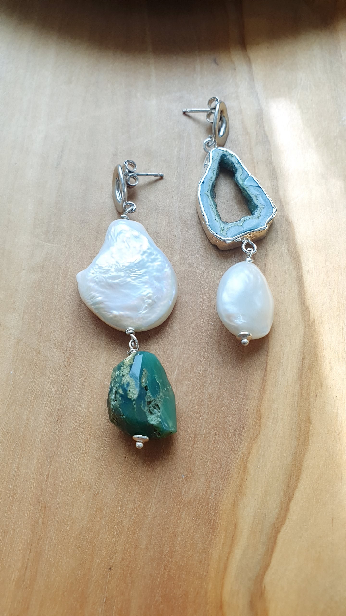 Orecchini in argento con drusa di agata, perle barocche, crisoprasio grezzo