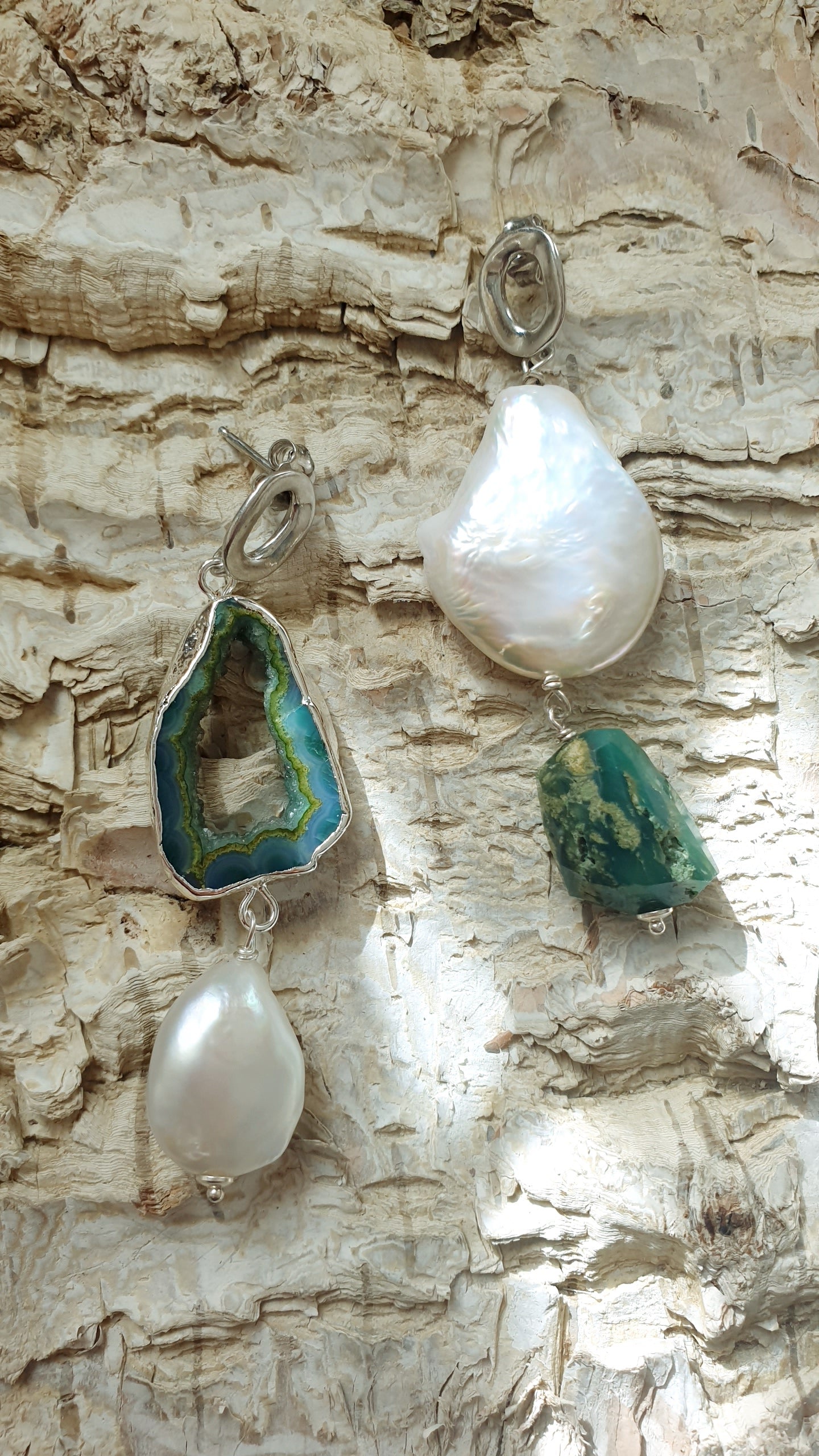 Orecchini in argento con drusa di agata, perle barocche, crisoprasio grezzo