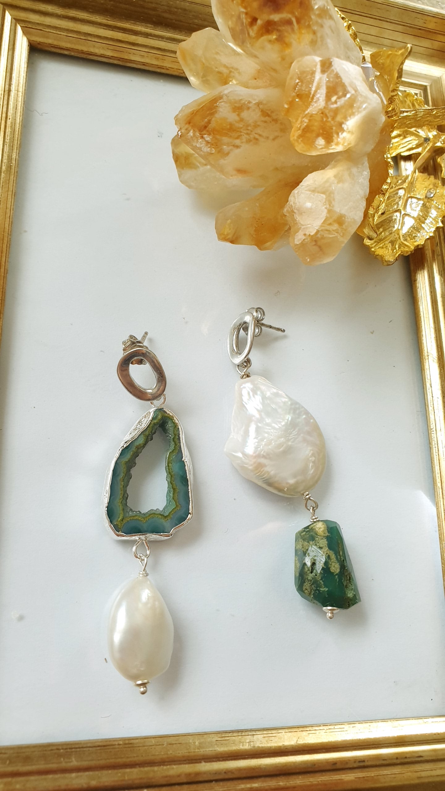 Orecchini in argento con drusa di agata, perle barocche, crisoprasio grezzo
