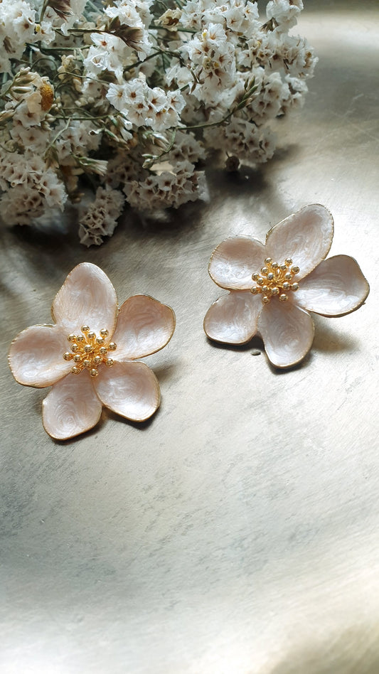 Orecchini in ottone con fiore laccato